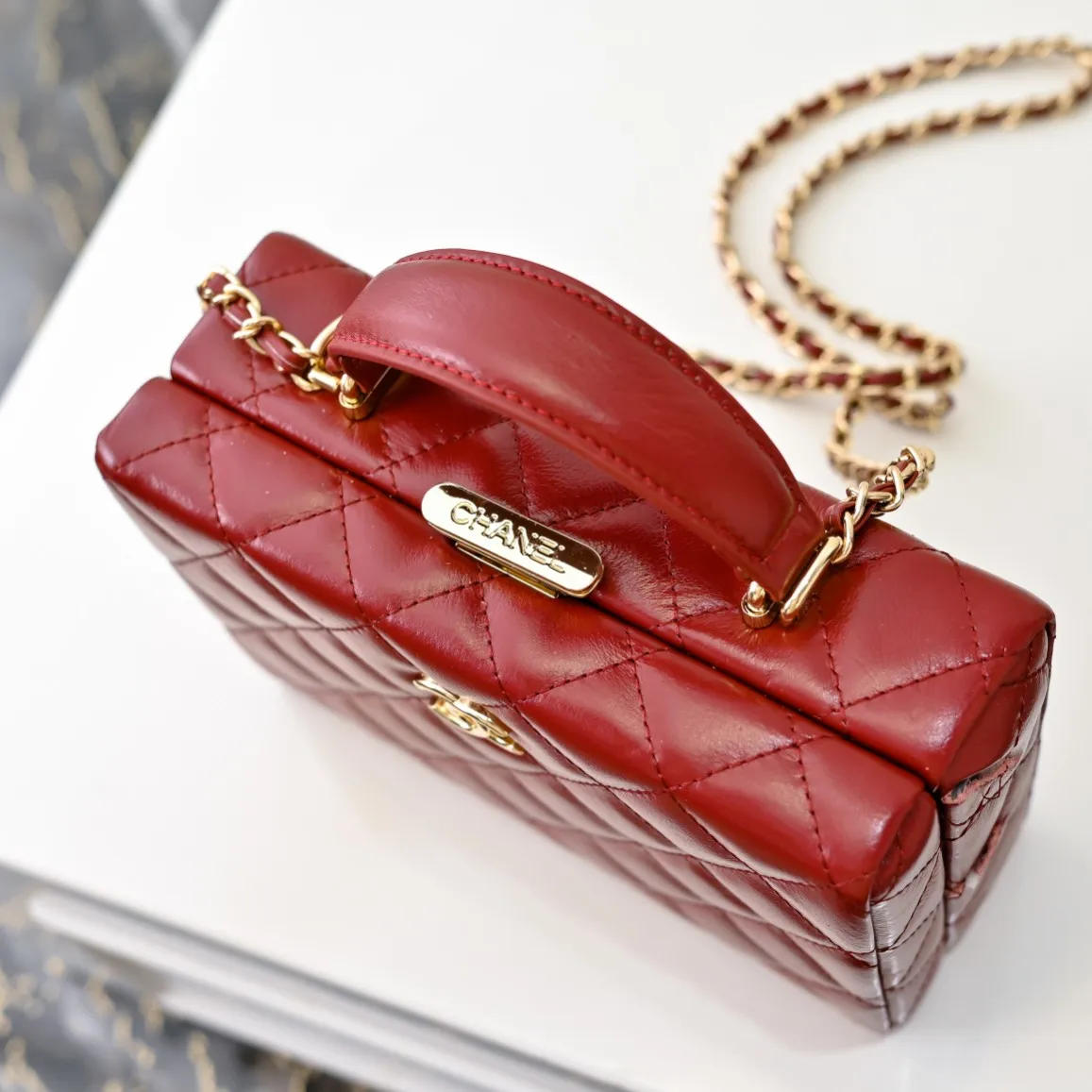 💰520￥👑CHANEL24k cosmetic bag, full of high-end sense, practical and fashionable at the same time, classic light gold chain with first-layer cowhide, wear-resistant. Super texture, double C logo. I love this cosmetic bag more and more. It looks very beautiful when I carry it with me. It can make you look stunning when paired with any clothes! Size: 20x14cm, style number: 1219
