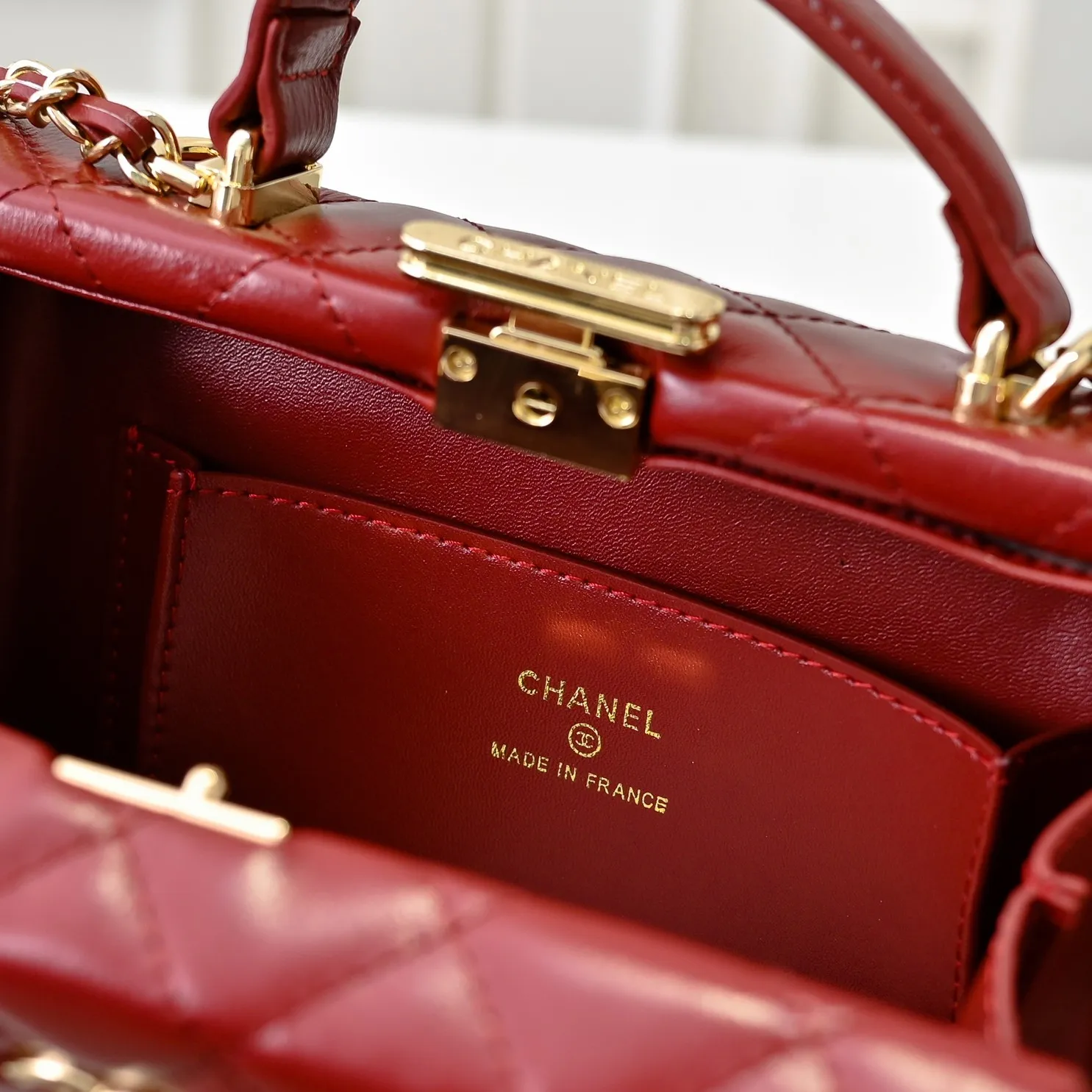 💰520￥👑CHANEL24k cosmetic bag, full of high-end sense, practical and fashionable at the same time, classic light gold chain with first-layer cowhide, wear-resistant. Super texture, double C logo. I love this cosmetic bag more and more. It looks very beautiful when I carry it with me. It can make you look stunning when paired with any clothes! Size: 20x14cm, style number: 1219