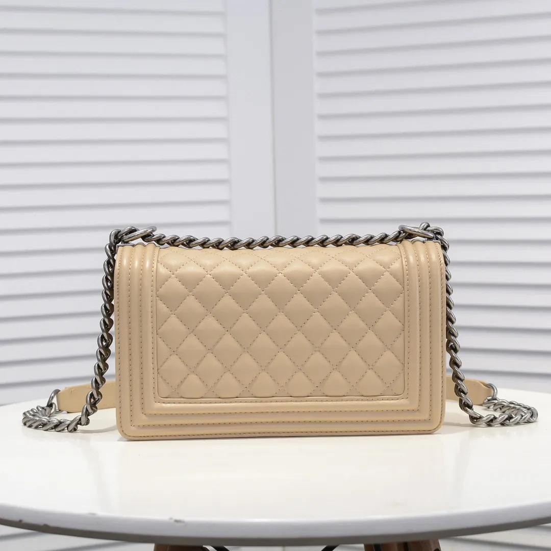 💰420￥ (Full sheepskin with original hardware) [Smile] Chanel Chanel 👑 Lambskin [Lightning] Thickened electroplated hardware accessories 🌈 The workmanship is comparable to the original order 💪 The bottom can be pinched and rebounded without trace, absolutely spot-on and real-life, fashionable and durable 💪💪 High-end quality, no pressure in and out of the drill cabinet 💏, size 25*15*8cm Style number: 67086