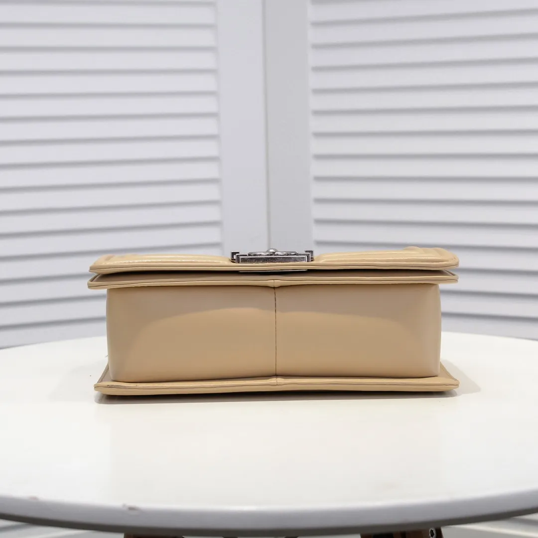 💰420￥ (Full sheepskin with original hardware) [Smile] Chanel Chanel 👑 Lambskin [Lightning] Thickened electroplated hardware accessories 🌈 The workmanship is comparable to the original order 💪 The bottom can be pinched and rebounded without trace, absolutely spot-on and real-life, fashionable and durable 💪💪 High-end quality, no pressure in and out of the drill cabinet 💏, size 25*15*8cm Style number: 67086