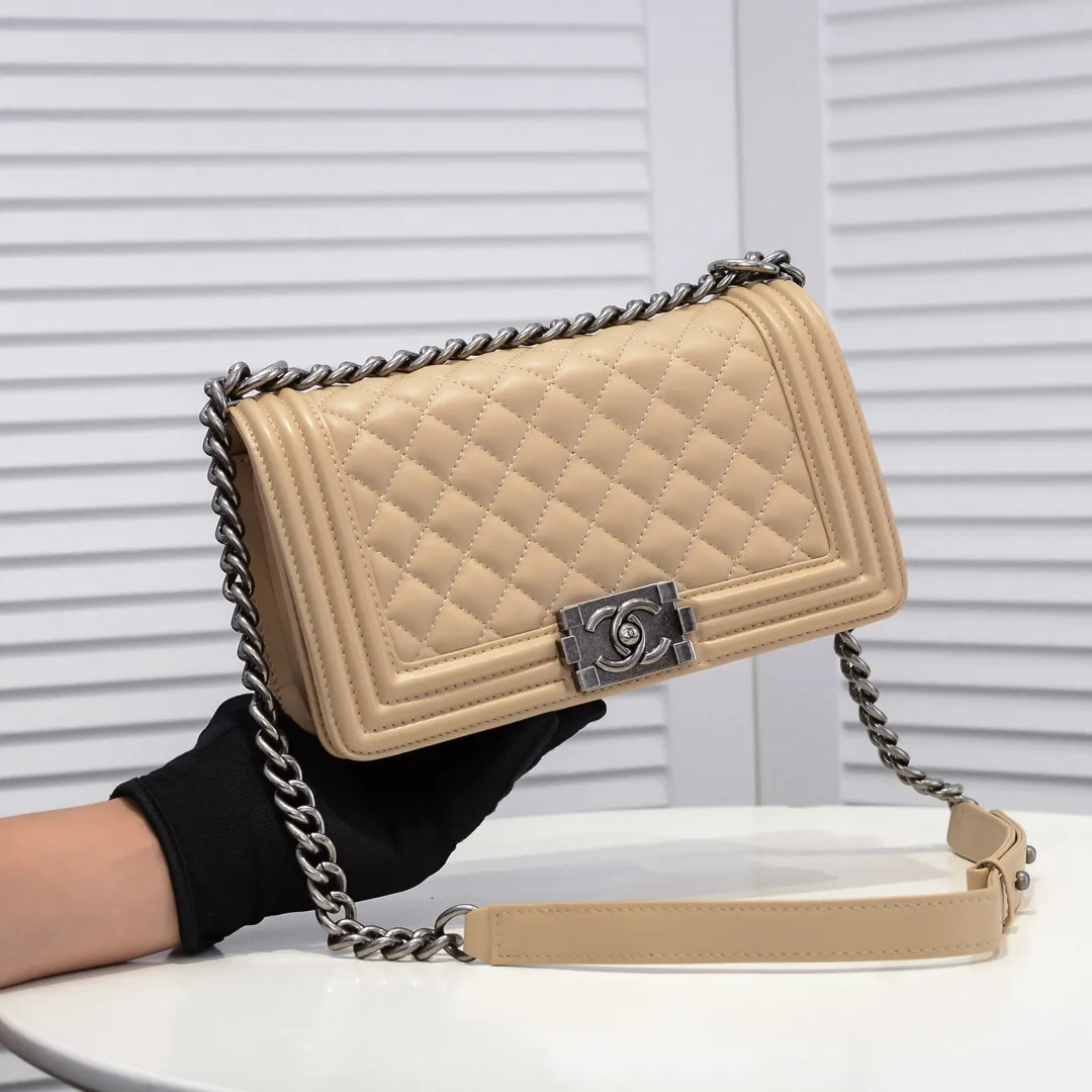 💰420￥ (Full sheepskin with original hardware) [Smile] Chanel Chanel 👑 Lambskin [Lightning] Thickened electroplated hardware accessories 🌈 The workmanship is comparable to the original order 💪 The bottom can be pinched and rebounded without trace, absolutely spot-on and real-life, fashionable and durable 💪💪 High-end quality, no pressure in and out of the drill cabinet 💏, size 25*15*8cm Style number: 67086