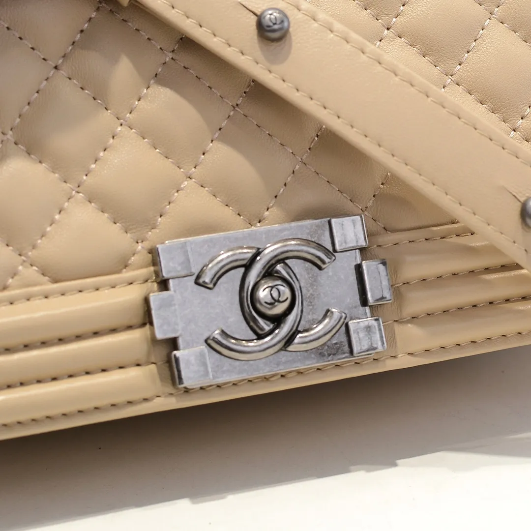 💰420￥ (Full sheepskin with original hardware) [Smile] Chanel Chanel 👑 Lambskin [Lightning] Thickened electroplated hardware accessories 🌈 The workmanship is comparable to the original order 💪 The bottom can be pinched and rebounded without trace, absolutely spot-on and real-life, fashionable and durable 💪💪 High-end quality, no pressure in and out of the drill cabinet 💏, size 25*15*8cm Style number: 67086