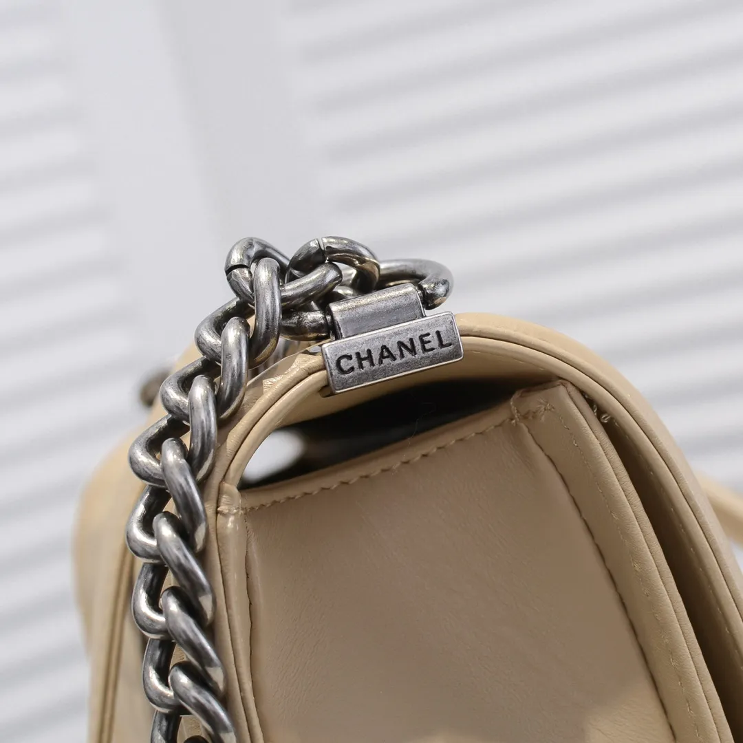 💰420￥ (Full sheepskin with original hardware) [Smile] Chanel Chanel 👑 Lambskin [Lightning] Thickened electroplated hardware accessories 🌈 The workmanship is comparable to the original order 💪 The bottom can be pinched and rebounded without trace, absolutely spot-on and real-life, fashionable and durable 💪💪 High-end quality, no pressure in and out of the drill cabinet 💏, size 25*15*8cm Style number: 67086