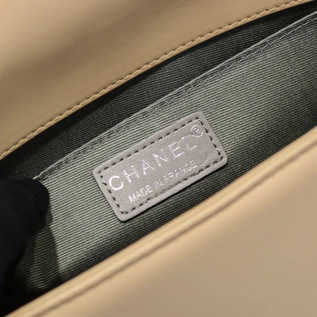 💰420￥ (Full sheepskin with original hardware) [Smile] Chanel Chanel 👑 Lambskin [Lightning] Thickened electroplated hardware accessories 🌈 The workmanship is comparable to the original order 💪 The bottom can be pinched and rebounded without trace, absolutely spot-on and real-life, fashionable and durable 💪💪 High-end quality, no pressure in and out of the drill cabinet 💏, size 25*15*8cm Style number: 67086