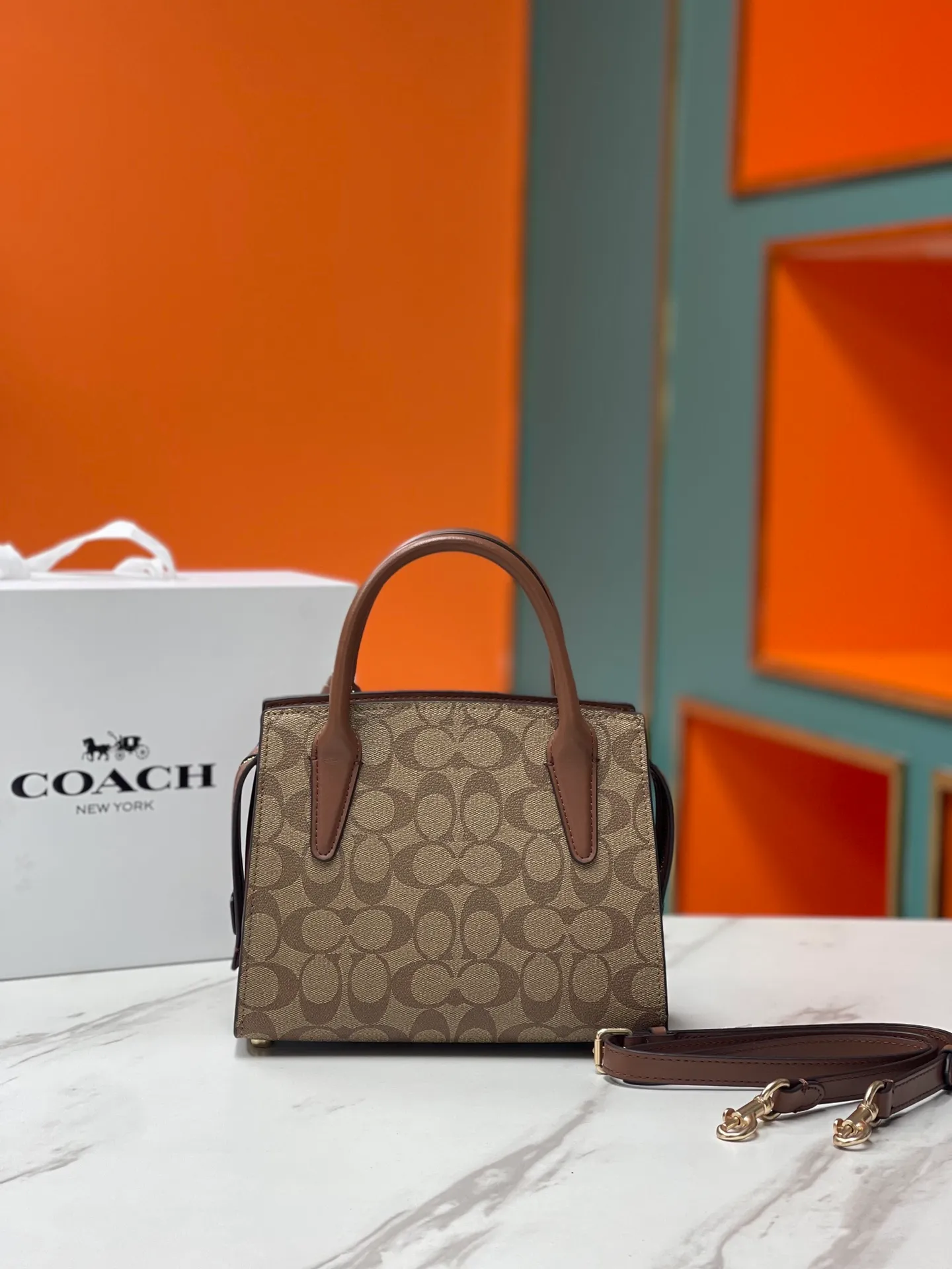 Top original order p440💰COACH/Coach new model CP266 January new Andrea Diana bag, versatile bag for autumn and winter, classic color matching, versatile style, timeless Diana bag, can be easily used and matched as a hand-held crossbody. The zipper design protects items from falling out. It is not too large but has a pleasant capacity, which is sufficient and easy to carry. Size 22X16.5X11.5