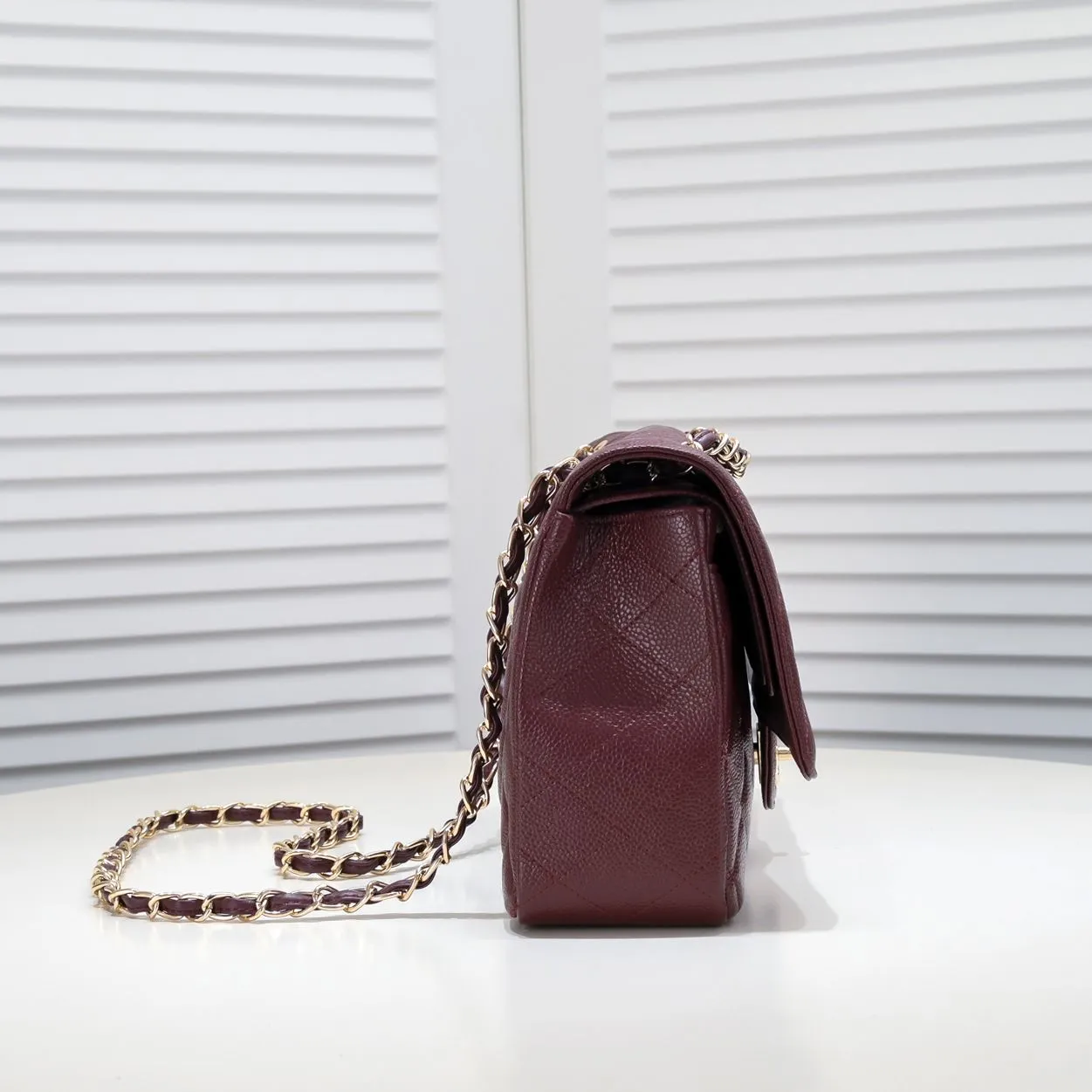 💰460￥Maroon [color] Chanel [color] century classic, carefully crafted with exquisite workmanship of every stitch and thread, imported caviar cowhide with original hardware, full rhombus 💯The shape and softness of the whole bag are particularly perfect 👍👍😔😔Classic and irresistible, size: 30X18X8cm, style number: 1113