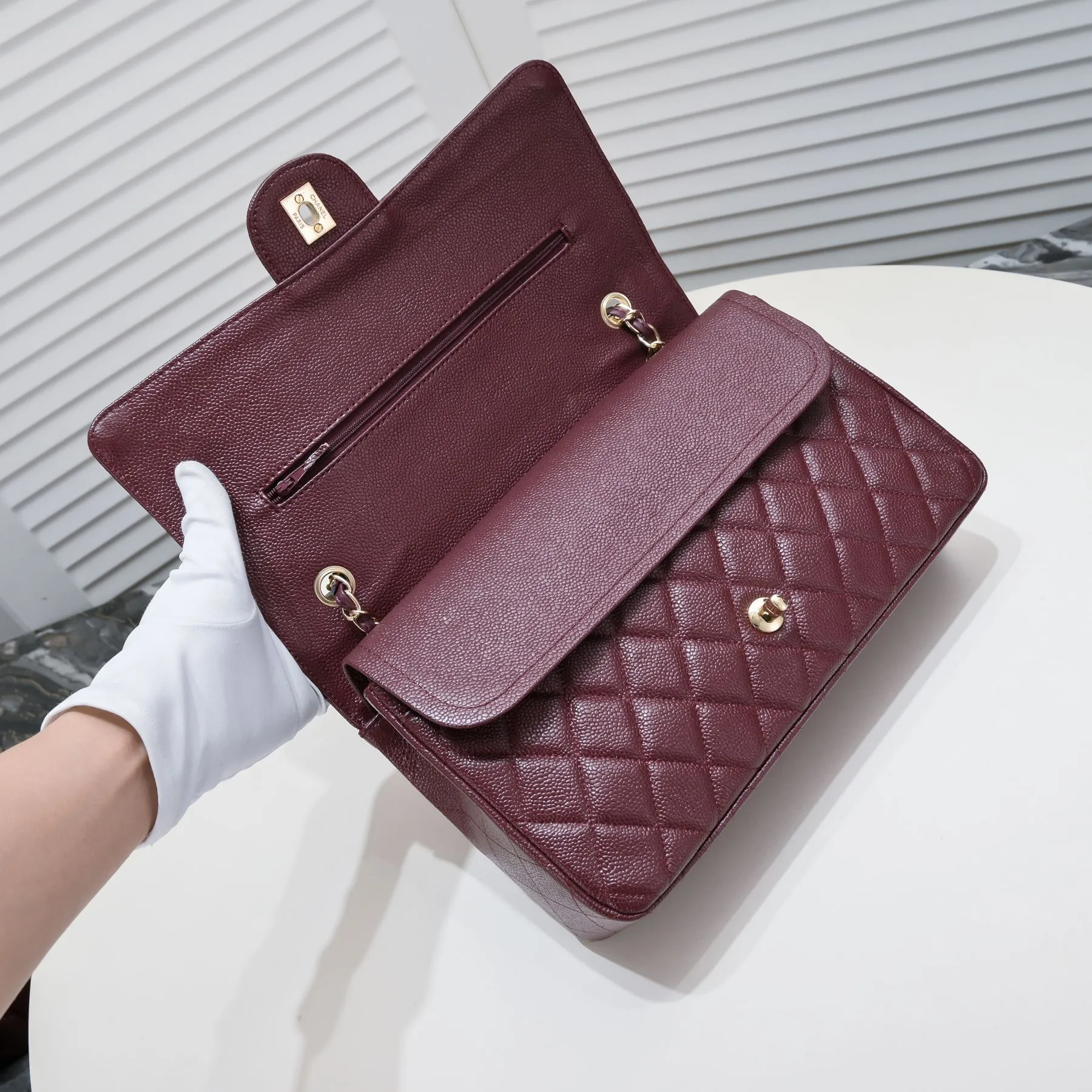 💰460￥Maroon [color] Chanel [color] century classic, carefully crafted with exquisite workmanship of every stitch and thread, imported caviar cowhide with original hardware, full rhombus 💯The shape and softness of the whole bag are particularly perfect 👍👍😔😔Classic and irresistible, size: 30X18X8cm, style number: 1113
