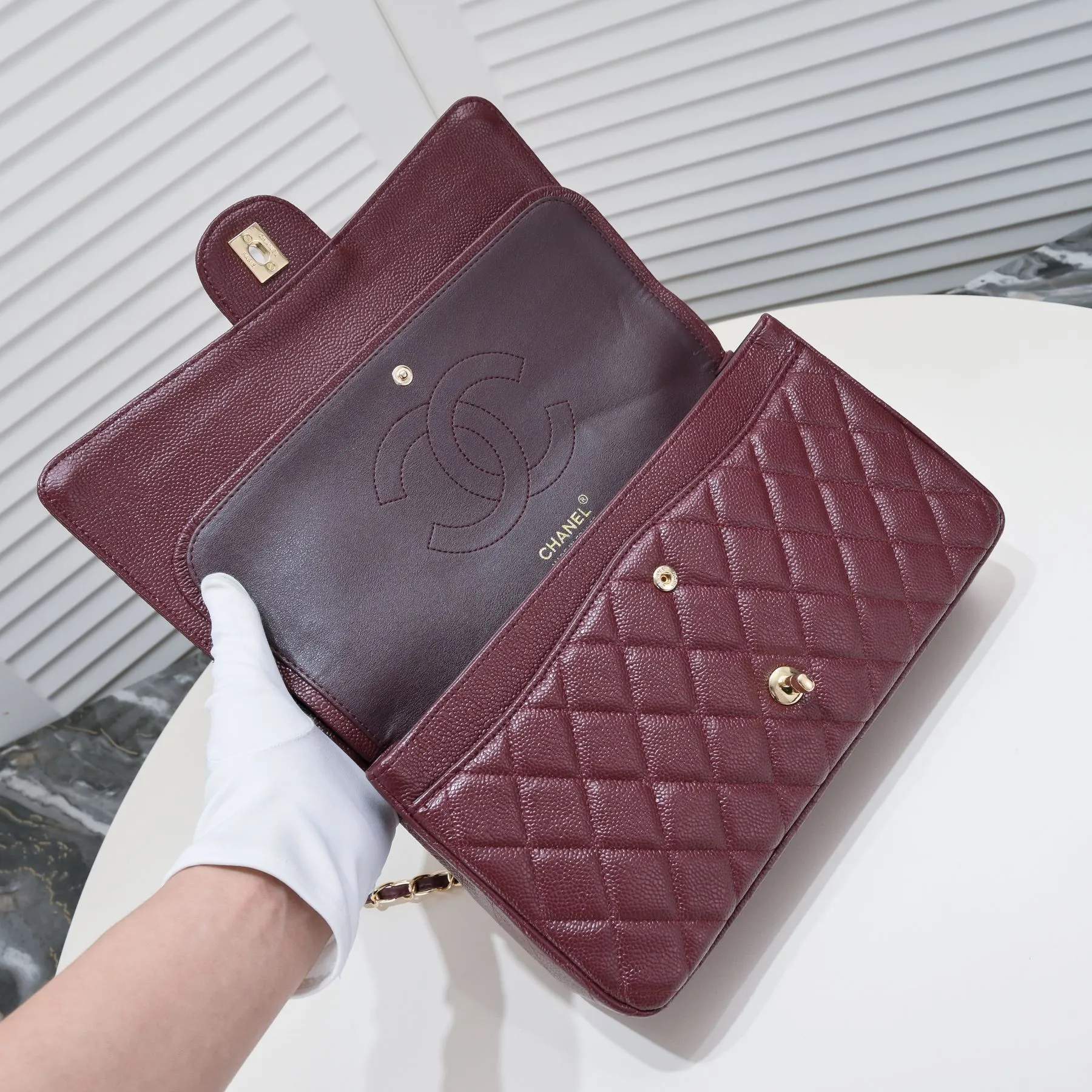 💰460￥Maroon [color] Chanel [color] century classic, carefully crafted with exquisite workmanship of every stitch and thread, imported caviar cowhide with original hardware, full rhombus 💯The shape and softness of the whole bag are particularly perfect 👍👍😔😔Classic and irresistible, size: 30X18X8cm, style number: 1113