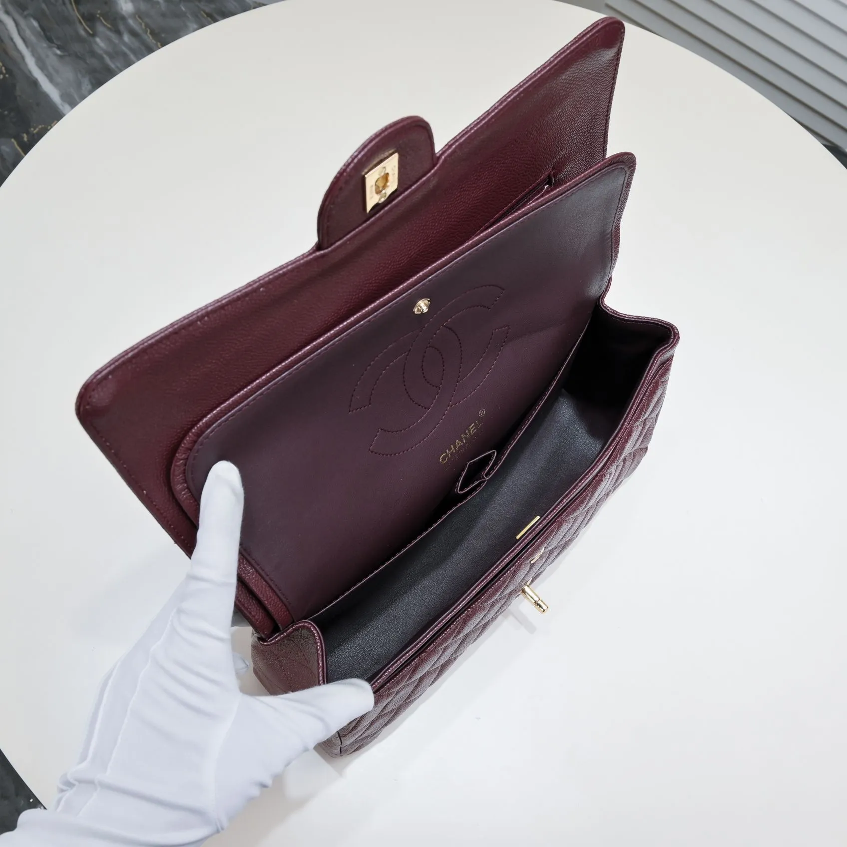 💰460￥Maroon [color] Chanel [color] century classic, carefully crafted with exquisite workmanship of every stitch and thread, imported caviar cowhide with original hardware, full rhombus 💯The shape and softness of the whole bag are particularly perfect 👍👍😔😔Classic and irresistible, size: 30X18X8cm, style number: 1113