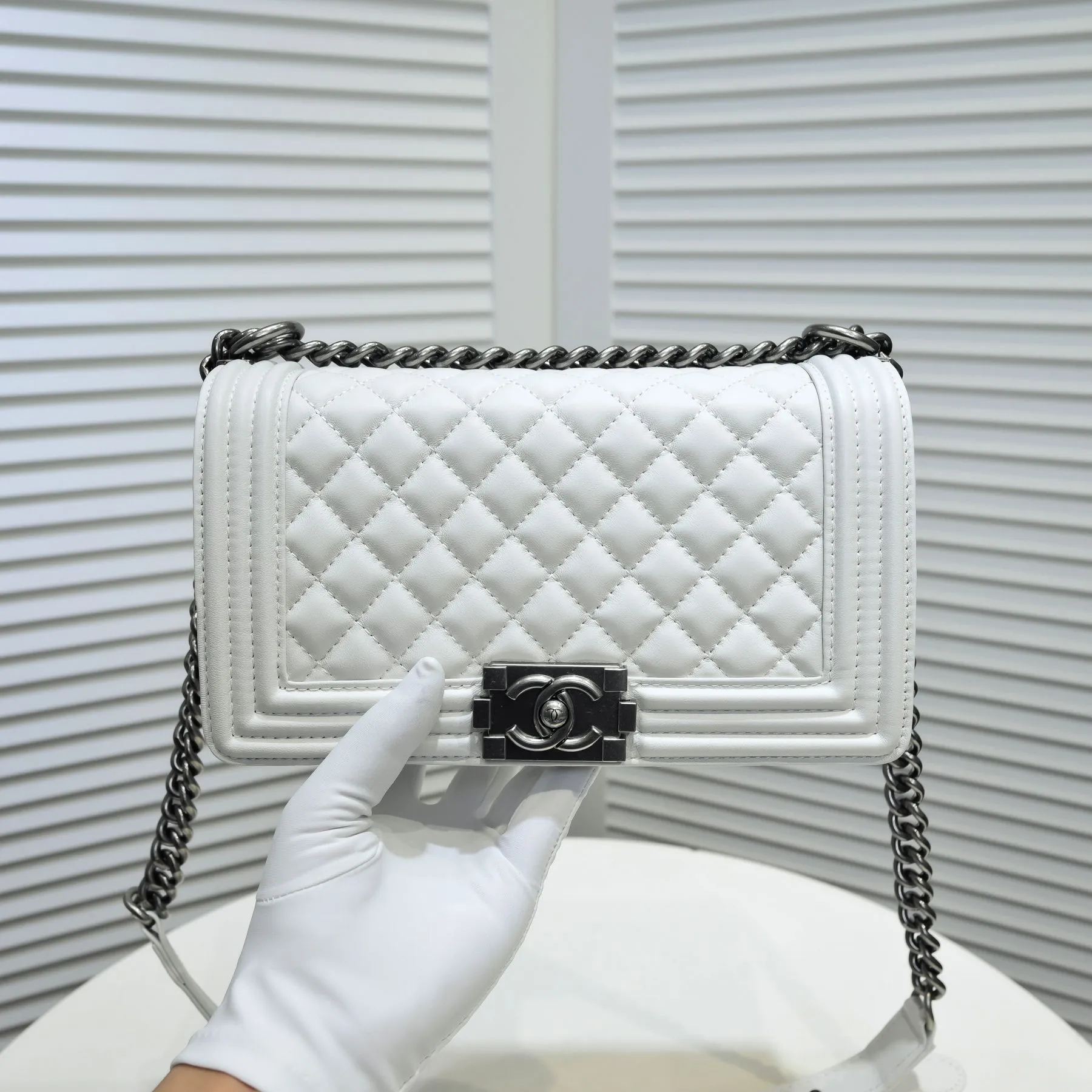💰420￥ (Full sheepskin with original hardware) [Smile] Chanel Chanel 👑 Lambskin [Lightning] Thickened electroplated hardware accessories 🌈 The workmanship is comparable to the original order 💪 The bottom can be pinched and rebounded without trace, absolutely spot-on and real-life, fashionable and durable 💪💪 High-end quality, no pressure in and out of the diamond cabinet 💏, size 25*15*8cm, style number: 67086 ancient silver
