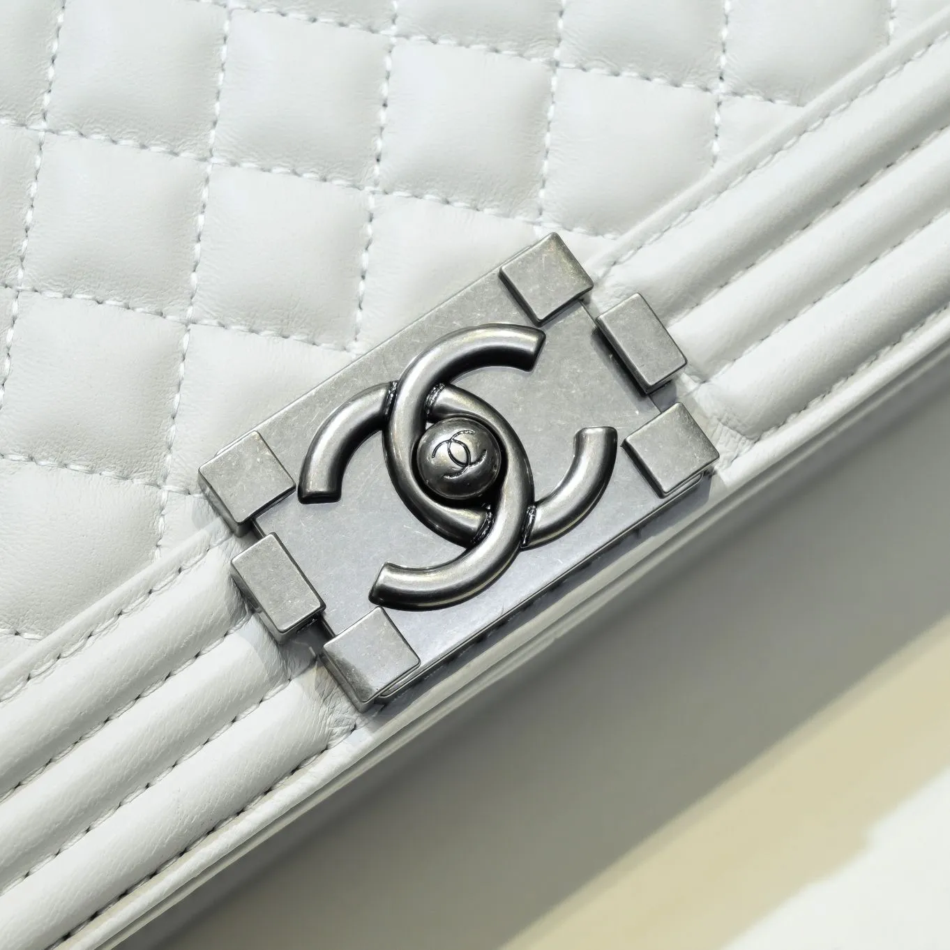 💰420￥ (Full sheepskin with original hardware) [Smile] Chanel Chanel 👑 Lambskin [Lightning] Thickened electroplated hardware accessories 🌈 The workmanship is comparable to the original order 💪 The bottom can be pinched and rebounded without trace, absolutely spot-on and real-life, fashionable and durable 💪💪 High-end quality, no pressure in and out of the diamond cabinet 💏, size 25*15*8cm, style number: 67086 ancient silver