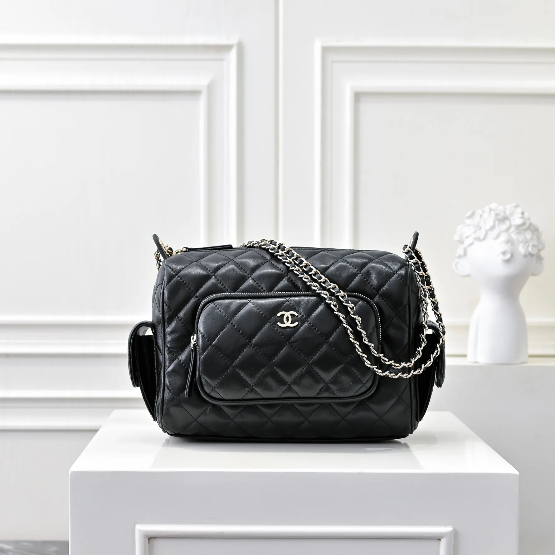 💰540￥👑 I like the new CHANEL 24K bowling camera bag so much, lambskin with gold metal. It feels soft and comfortable. The upper body is high-end; the multi-layer design adds a lot of surprises to travel. It is both casual and fashionable ❤️ It looks so high-end! Size: 25x18cm, style number: 1217