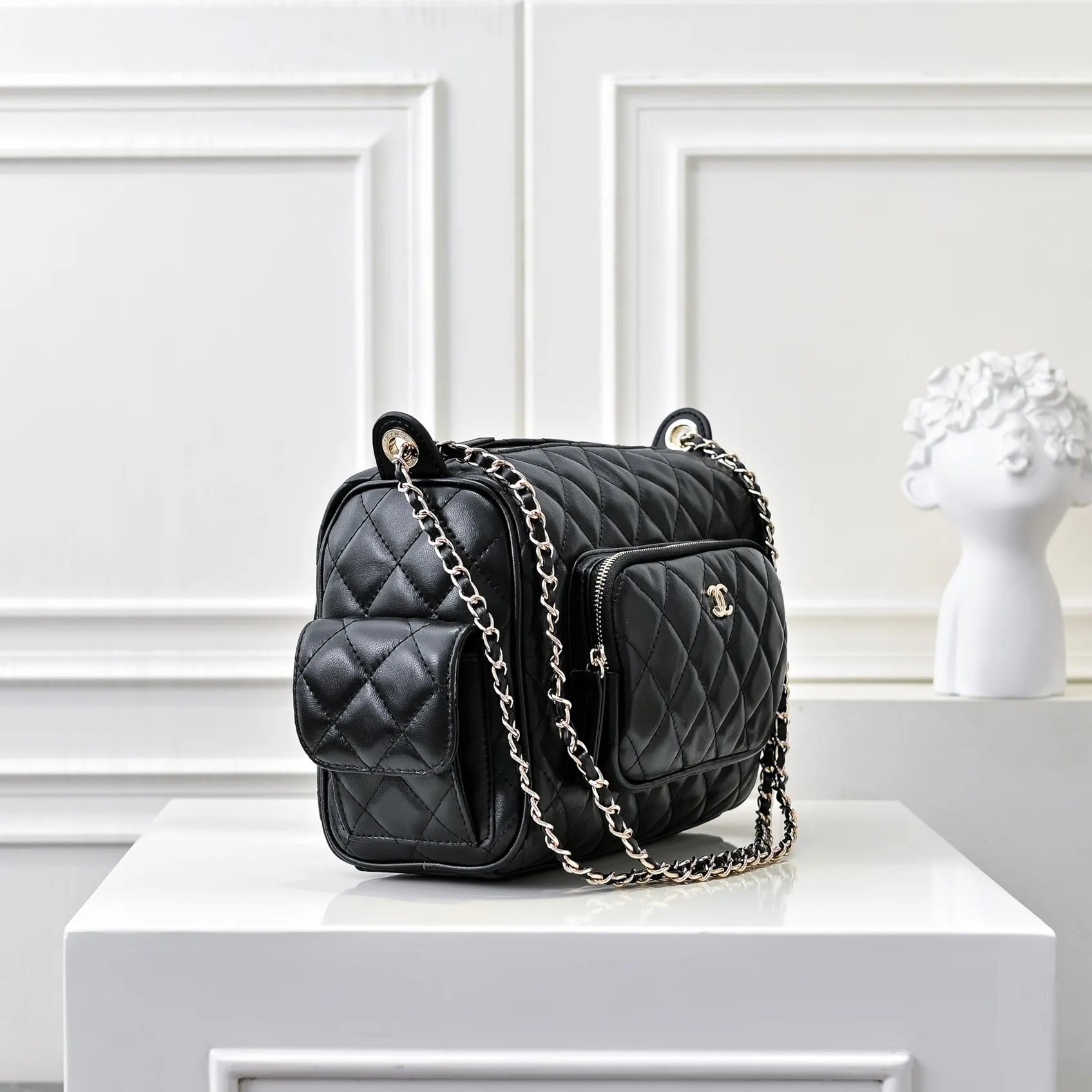 💰540￥👑 I like the new CHANEL 24K bowling camera bag so much, lambskin with gold metal. It feels soft and comfortable. The upper body is high-end; the multi-layer design adds a lot of surprises to travel. It is both casual and fashionable ❤️ It looks so high-end! Size: 25x18cm, style number: 1217