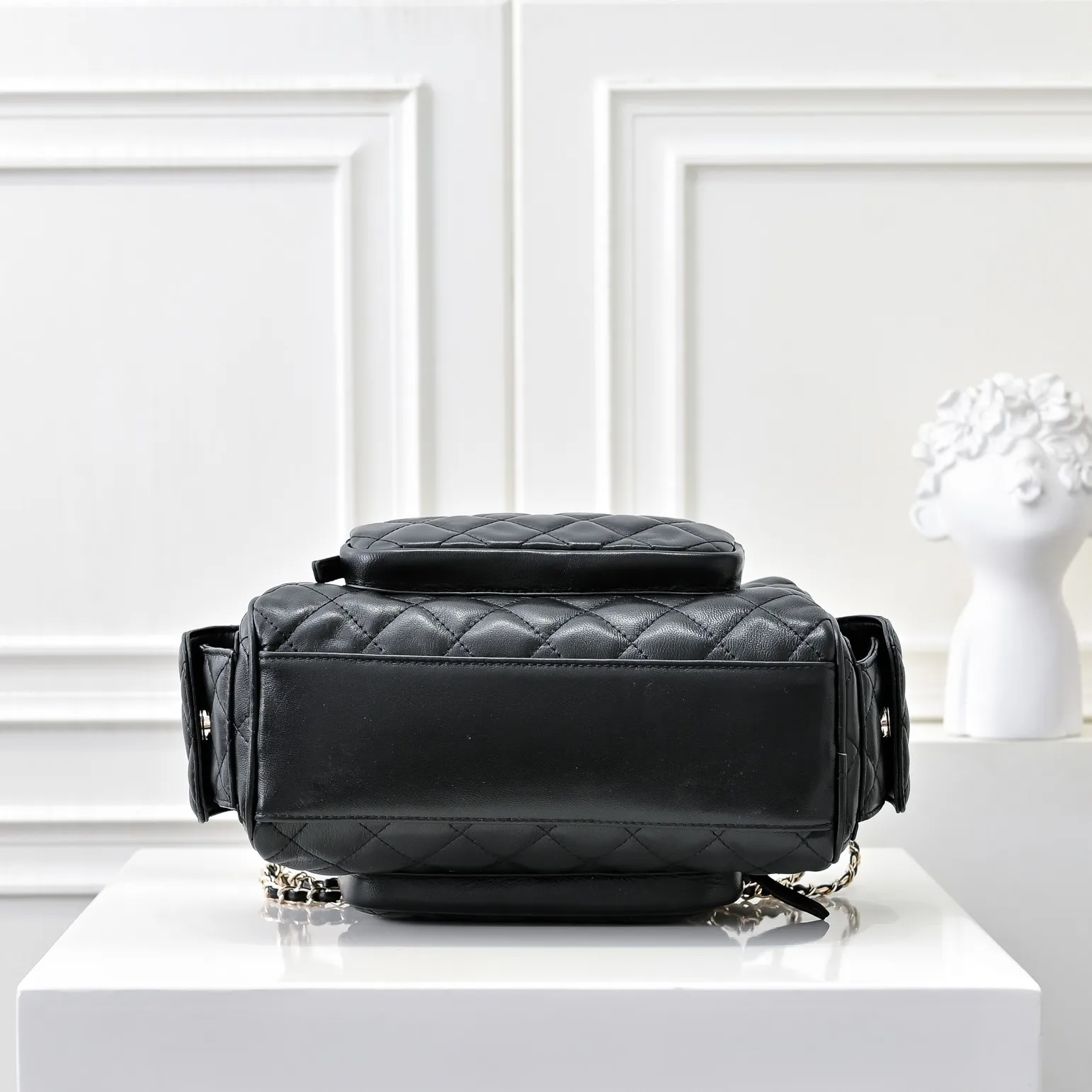 💰540￥👑 I like the new CHANEL 24K bowling camera bag so much, lambskin with gold metal. It feels soft and comfortable. The upper body is high-end; the multi-layer design adds a lot of surprises to travel. It is both casual and fashionable ❤️ It looks so high-end! Size: 25x18cm, style number: 1217