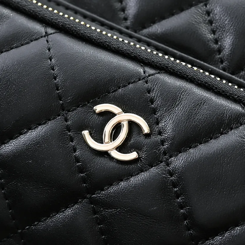 💰540￥👑 I like the new CHANEL 24K bowling camera bag so much, lambskin with gold metal. It feels soft and comfortable. The upper body is high-end; the multi-layer design adds a lot of surprises to travel. It is both casual and fashionable ❤️ It looks so high-end! Size: 25x18cm, style number: 1217