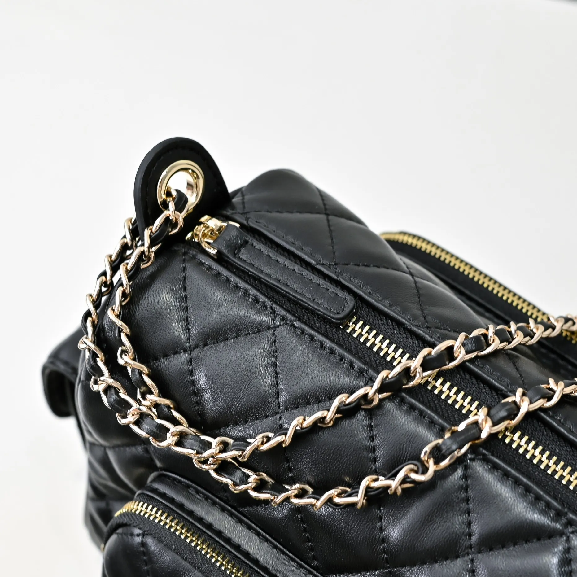 💰540￥👑 I like the new CHANEL 24K bowling camera bag so much, lambskin with gold metal. It feels soft and comfortable. The upper body is high-end; the multi-layer design adds a lot of surprises to travel. It is both casual and fashionable ❤️ It looks so high-end! Size: 25x18cm, style number: 1217
