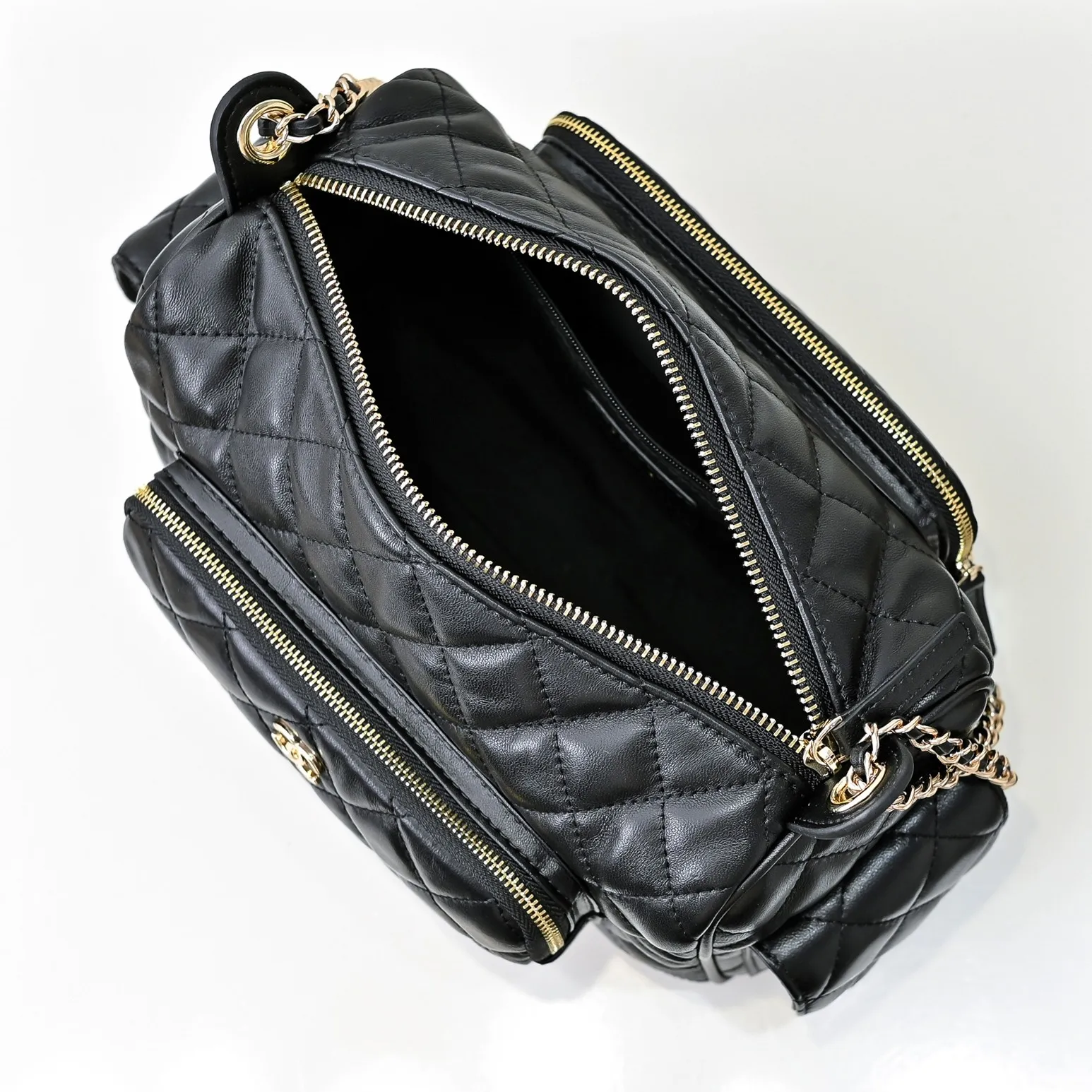 💰540￥👑 I like the new CHANEL 24K bowling camera bag so much, lambskin with gold metal. It feels soft and comfortable. The upper body is high-end; the multi-layer design adds a lot of surprises to travel. It is both casual and fashionable ❤️ It looks so high-end! Size: 25x18cm, style number: 1217