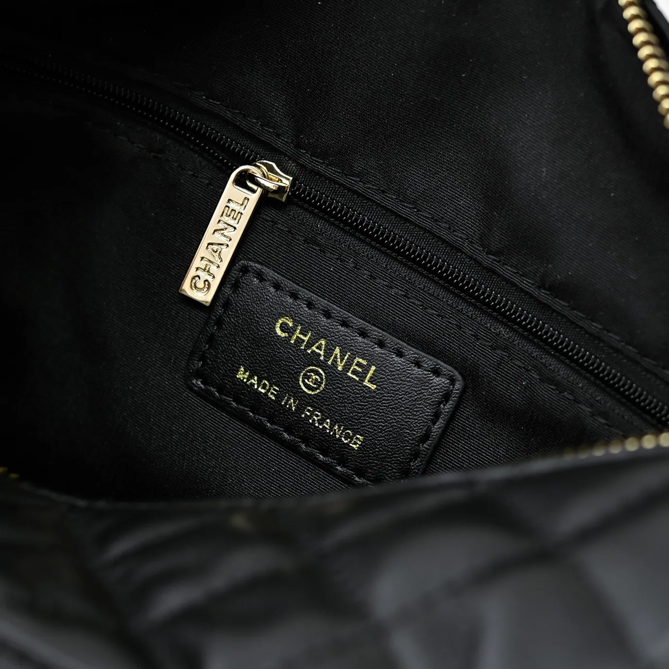 💰540￥👑 I like the new CHANEL 24K bowling camera bag so much, lambskin with gold metal. It feels soft and comfortable. The upper body is high-end; the multi-layer design adds a lot of surprises to travel. It is both casual and fashionable ❤️ It looks so high-end! Size: 25x18cm, style number: 1217