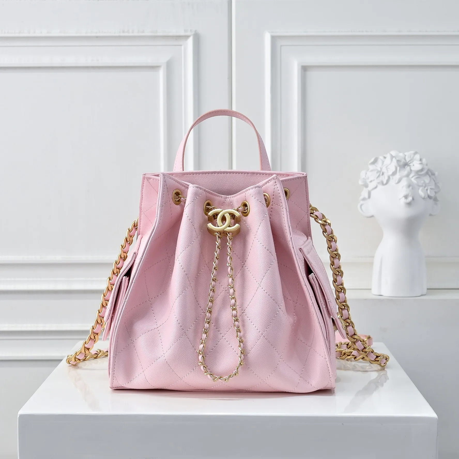 💰460￥Upgraded version of chanel 25c bag king ball pattern cowhide hobo shoulder hippie armpit bag small size retro gold coin button drawstring bucket bag + rhombus pattern + retro black gold classic chain design, full of high-end sense! A must-have for daily travel, with exquisite appearance and delicate texture, it can be easily worn in both casual and formal occasions. Size: 23-23-14 Style No.: 7017 Material: ball-grained cowhide