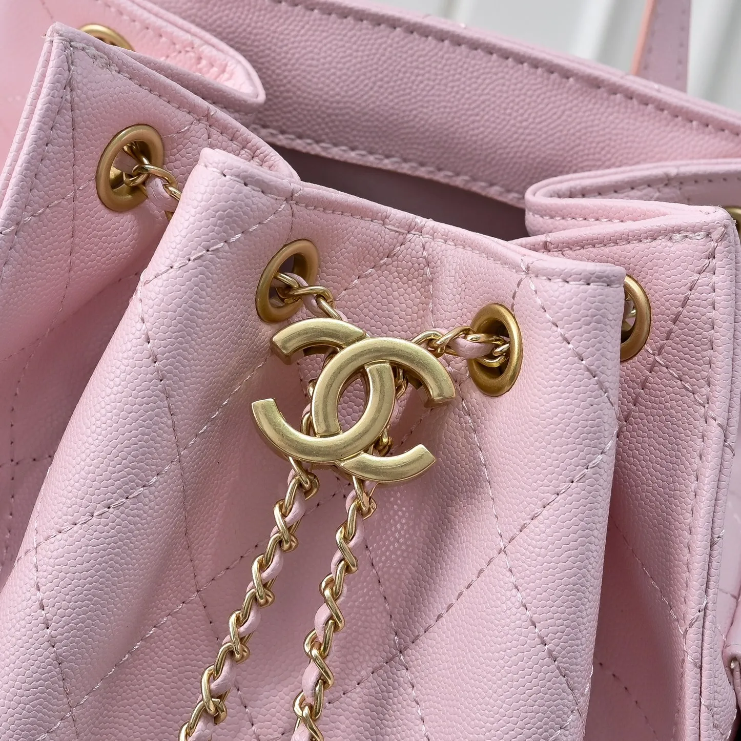 💰460￥Upgraded version of chanel 25c bag king ball pattern cowhide hobo shoulder hippie armpit bag small size retro gold coin button drawstring bucket bag + rhombus pattern + retro black gold classic chain design, full of high-end sense! A must-have for daily travel, with exquisite appearance and delicate texture, it can be easily worn in both casual and formal occasions. Size: 23-23-14 Style No.: 7017 Material: ball-grained cowhide