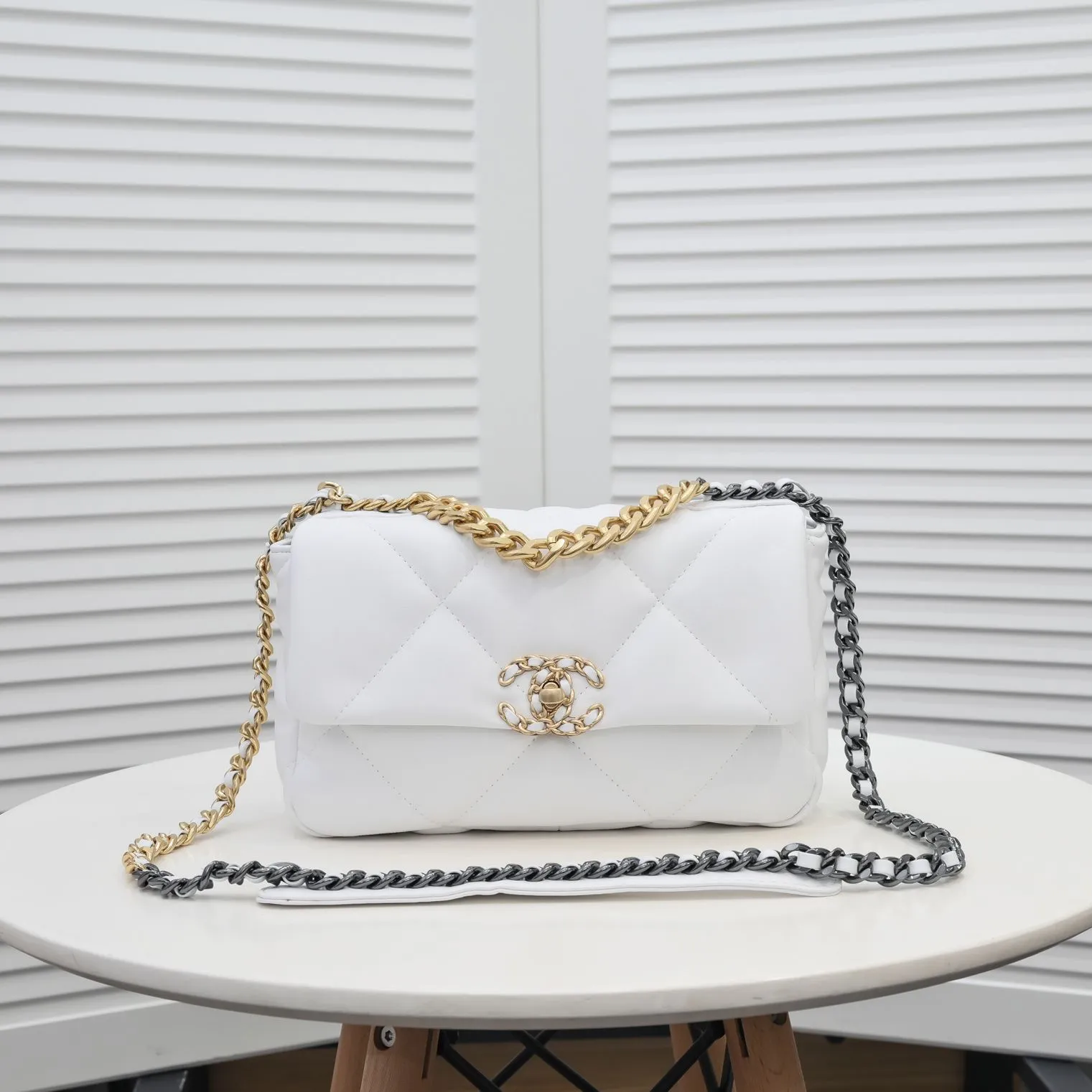 💰370￥Pure white small size Chanel’s latest hot model is now available📣📣Synchronized with counters🤭Imported cowhide🐂feels very soft. The upper body effect is super good, it can be carried by hand, on one shoulder or cross-body, showing the elegance and charm of women. Hurry up and get it. Style number: 9010. Size: 26*16*10cm.