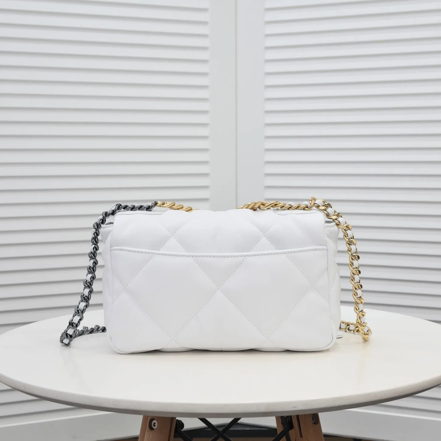 💰370￥Pure white small size Chanel’s latest hot model is now available📣📣Synchronized with counters🤭Imported cowhide🐂feels very soft. The upper body effect is super good, it can be carried by hand, on one shoulder or cross-body, showing the elegance and charm of women. Hurry up and get it. Style number: 9010. Size: 26*16*10cm.