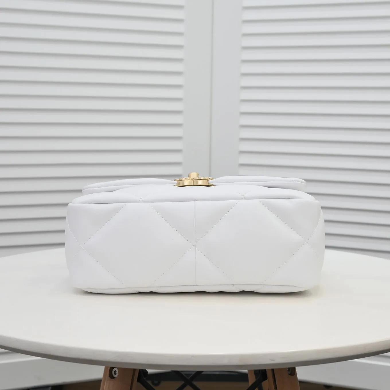 💰370￥Pure white small size Chanel’s latest hot model is now available📣📣Synchronized with counters🤭Imported cowhide🐂feels very soft. The upper body effect is super good, it can be carried by hand, on one shoulder or cross-body, showing the elegance and charm of women. Hurry up and get it. Style number: 9010. Size: 26*16*10cm.