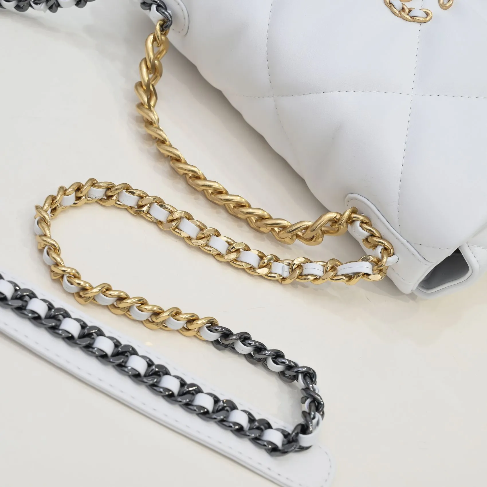 💰370￥Pure white small size Chanel’s latest hot model is now available📣📣Synchronized with counters🤭Imported cowhide🐂feels very soft. The upper body effect is super good, it can be carried by hand, on one shoulder or cross-body, showing the elegance and charm of women. Hurry up and get it. Style number: 9010. Size: 26*16*10cm.