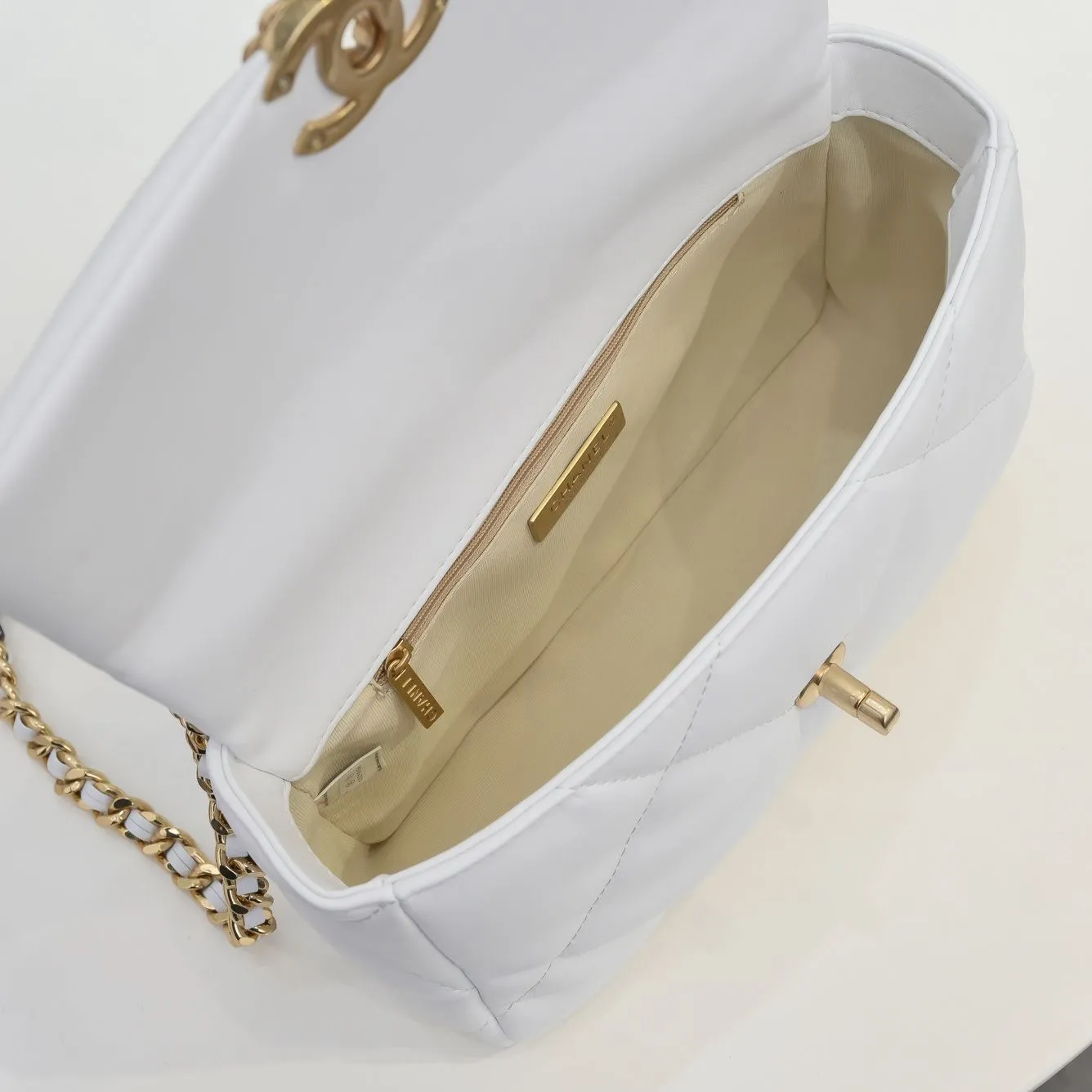 💰370￥Pure white small size Chanel’s latest hot model is now available📣📣Synchronized with counters🤭Imported cowhide🐂feels very soft. The upper body effect is super good, it can be carried by hand, on one shoulder or cross-body, showing the elegance and charm of women. Hurry up and get it. Style number: 9010. Size: 26*16*10cm.