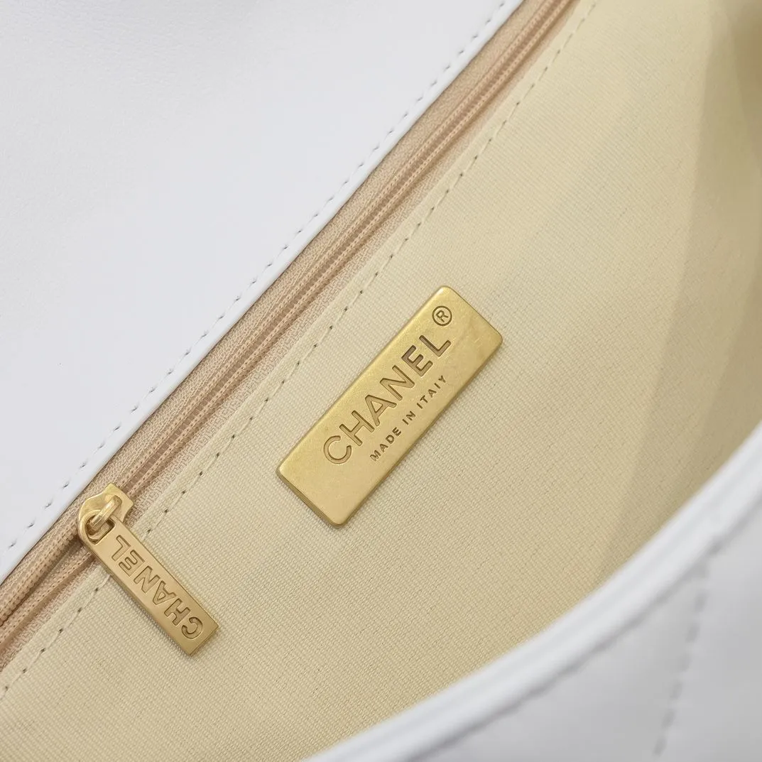 💰370￥Pure white small size Chanel’s latest hot model is now available📣📣Synchronized with counters🤭Imported cowhide🐂feels very soft. The upper body effect is super good, it can be carried by hand, on one shoulder or cross-body, showing the elegance and charm of women. Hurry up and get it. Style number: 9010. Size: 26*16*10cm.
