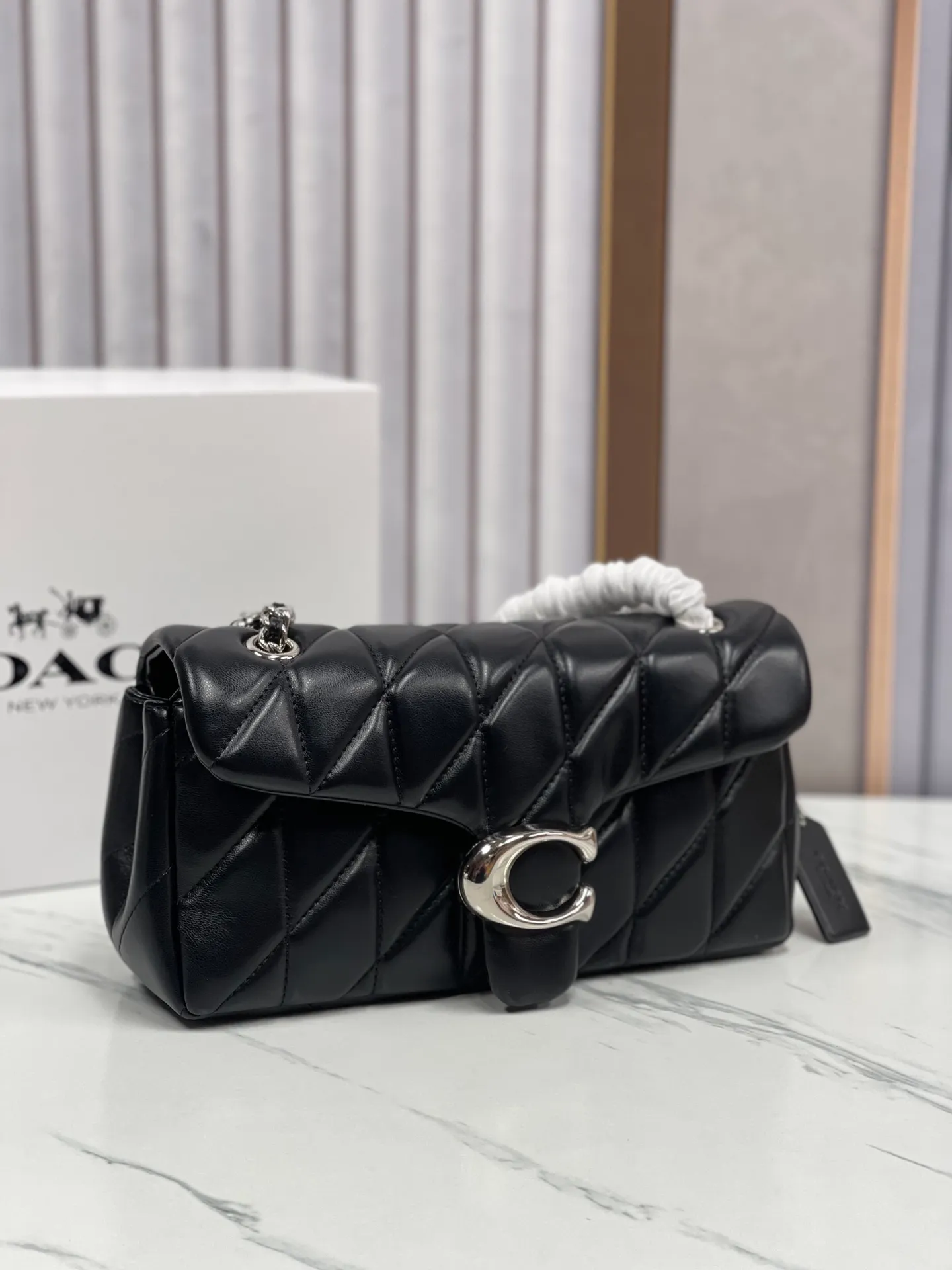 P480¥Coach/Coach new products, new products synchronized at the counter, model CP400 Quilting Tabby chain tabby with quilting technology, cool dark buckle, low-key and high-end silver buckle. Choose the size and color you like. Size 26/15.