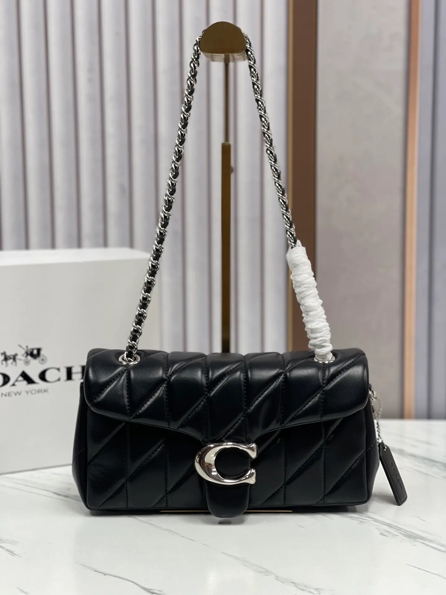P480¥Coach/Coach new products, new products synchronized at the counter, model CP400 Quilting Tabby chain tabby with quilting technology, cool dark buckle, low-key and high-end silver buckle. Choose the size and color you like. Size 26/15.
