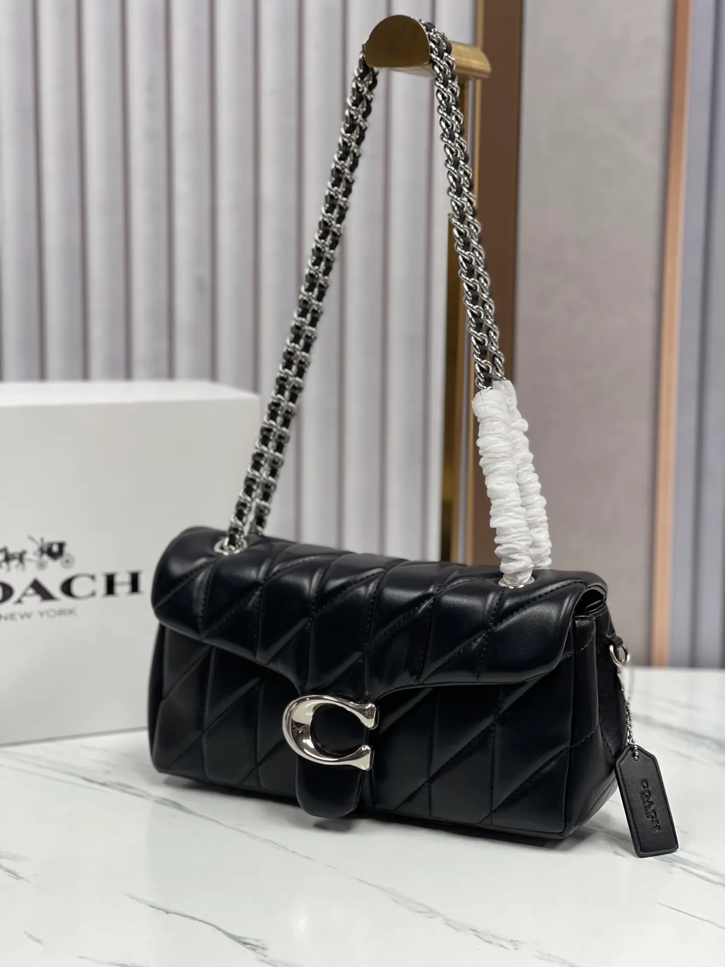 P480¥Coach/Coach new products, new products synchronized at the counter, model CP400 Quilting Tabby chain tabby with quilting technology, cool dark buckle, low-key and high-end silver buckle. Choose the size and color you like. Size 26/15.