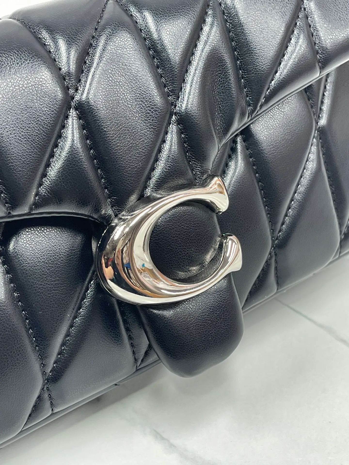 P480¥Coach/Coach new products, new products synchronized at the counter, model CP400 Quilting Tabby chain tabby with quilting technology, cool dark buckle, low-key and high-end silver buckle. Choose the size and color you like. Size 26/15.