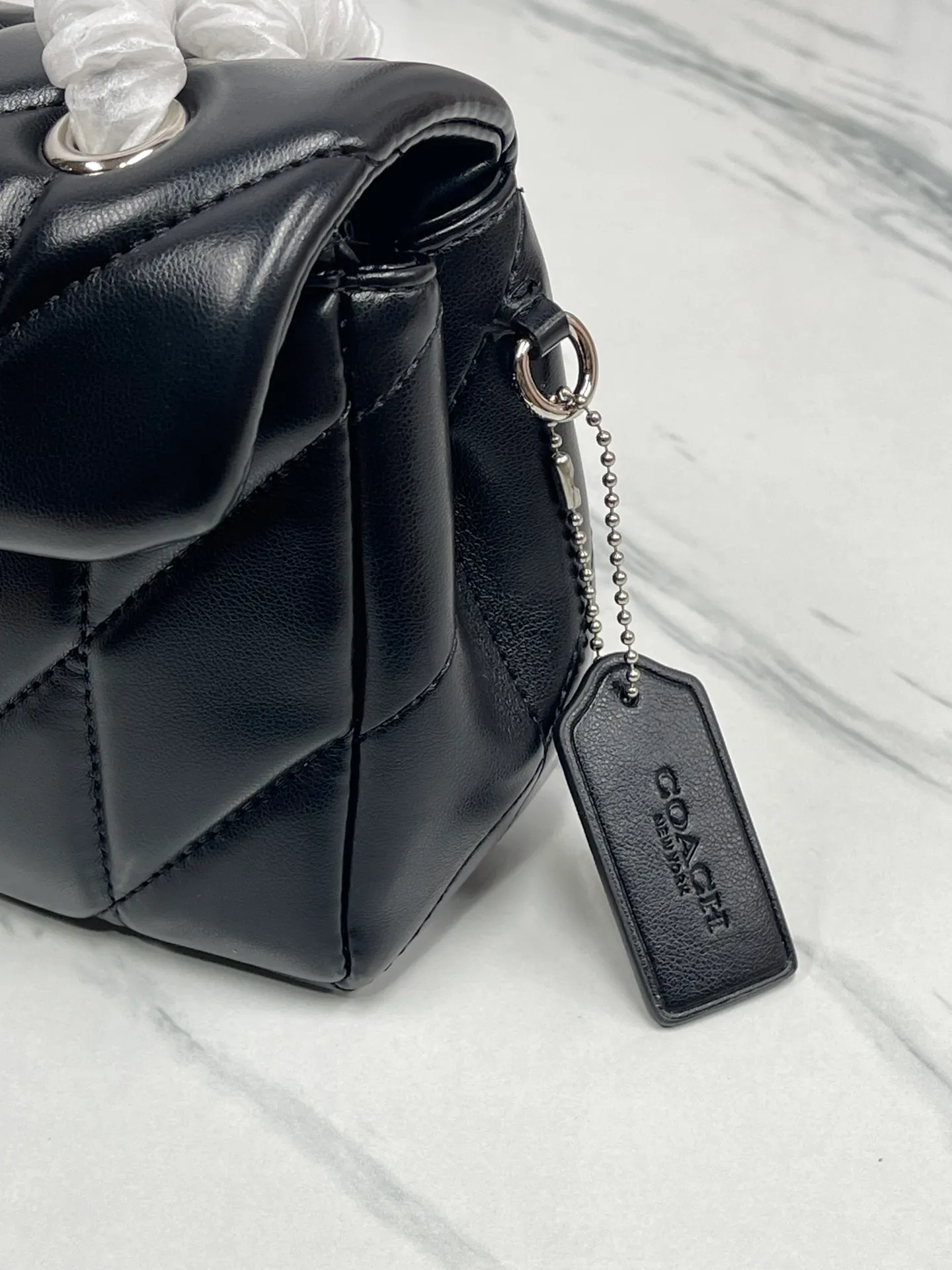 P480¥Coach/Coach new products, new products synchronized at the counter, model CP400 Quilting Tabby chain tabby with quilting technology, cool dark buckle, low-key and high-end silver buckle. Choose the size and color you like. Size 26/15.