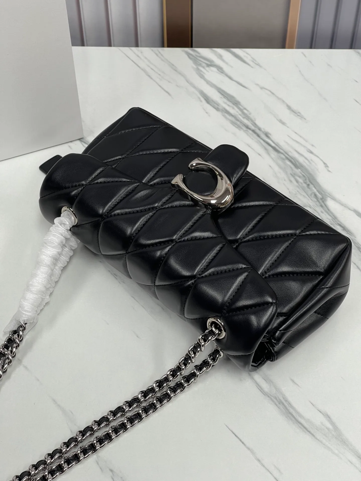 P480¥Coach/Coach new products, new products synchronized at the counter, model CP400 Quilting Tabby chain tabby with quilting technology, cool dark buckle, low-key and high-end silver buckle. Choose the size and color you like. Size 26/15.