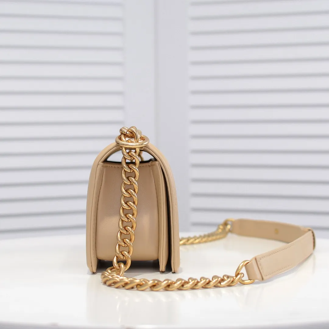 💰400￥ (Full sheepskin with original hardware) [Smile] Chanel Chanel 👑 Lambskin [Lightning] Thickened electroplated hardware accessories 🌈 The workmanship is comparable to the original order 💪 The bottom can be pinched and rebounded without trace, absolutely spot-on and real-life, fashionable and durable 💪💪 High-end quality, no pressure in and out of the drill cabinet 💏, size 20*12*7cm, style number 67085
