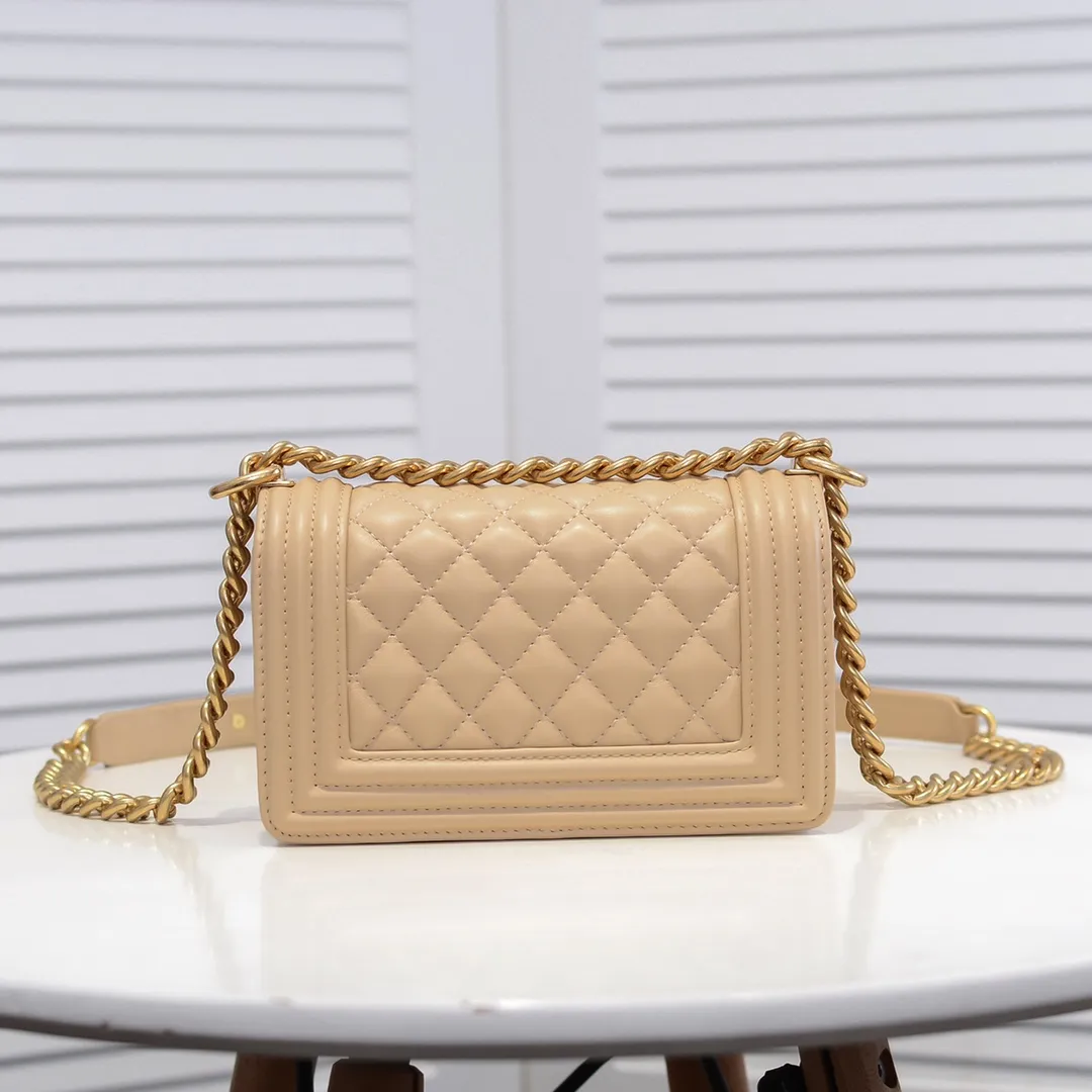 💰400￥ (Full sheepskin with original hardware) [Smile] Chanel Chanel 👑 Lambskin [Lightning] Thickened electroplated hardware accessories 🌈 The workmanship is comparable to the original order 💪 The bottom can be pinched and rebounded without trace, absolutely spot-on and real-life, fashionable and durable 💪💪 High-end quality, no pressure in and out of the drill cabinet 💏, size 20*12*7cm, style number 67085
