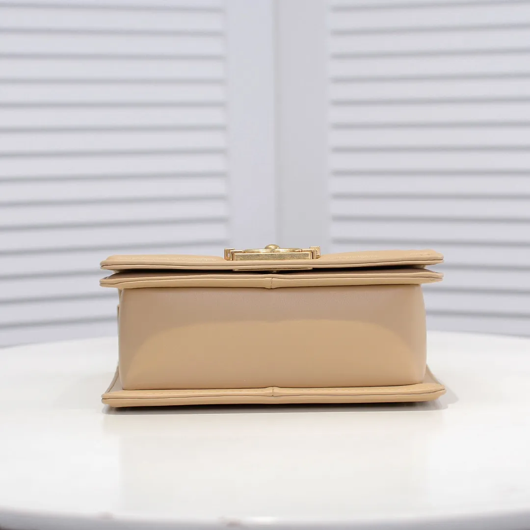 💰400￥ (Full sheepskin with original hardware) [Smile] Chanel Chanel 👑 Lambskin [Lightning] Thickened electroplated hardware accessories 🌈 The workmanship is comparable to the original order 💪 The bottom can be pinched and rebounded without trace, absolutely spot-on and real-life, fashionable and durable 💪💪 High-end quality, no pressure in and out of the drill cabinet 💏, size 20*12*7cm, style number 67085