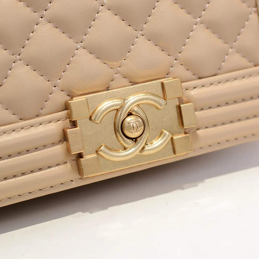 💰400￥ (Full sheepskin with original hardware) [Smile] Chanel Chanel 👑 Lambskin [Lightning] Thickened electroplated hardware accessories 🌈 The workmanship is comparable to the original order 💪 The bottom can be pinched and rebounded without trace, absolutely spot-on and real-life, fashionable and durable 💪💪 High-end quality, no pressure in and out of the drill cabinet 💏, size 20*12*7cm, style number 67085