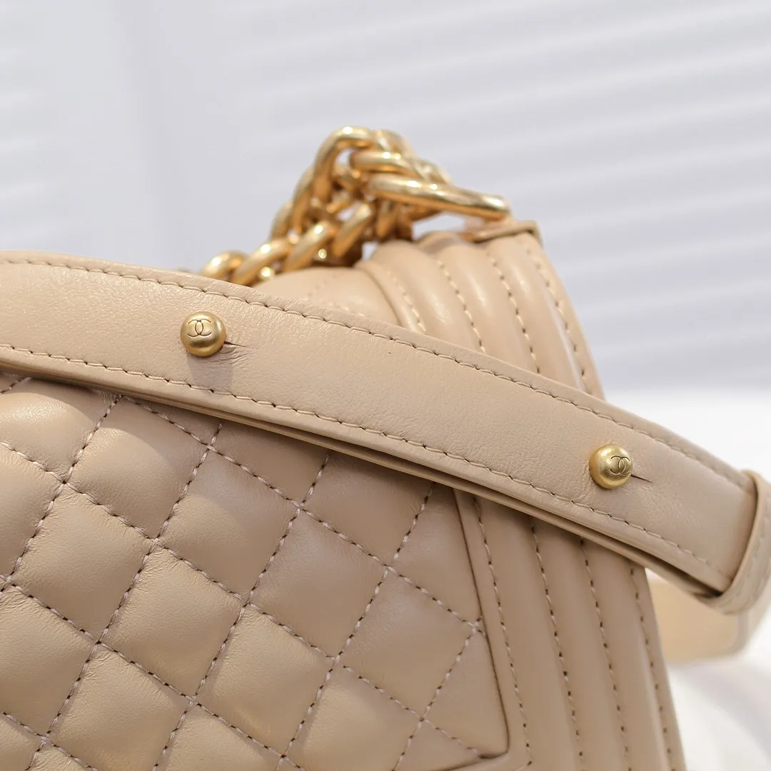 💰400￥ (Full sheepskin with original hardware) [Smile] Chanel Chanel 👑 Lambskin [Lightning] Thickened electroplated hardware accessories 🌈 The workmanship is comparable to the original order 💪 The bottom can be pinched and rebounded without trace, absolutely spot-on and real-life, fashionable and durable 💪💪 High-end quality, no pressure in and out of the drill cabinet 💏, size 20*12*7cm, style number 67085