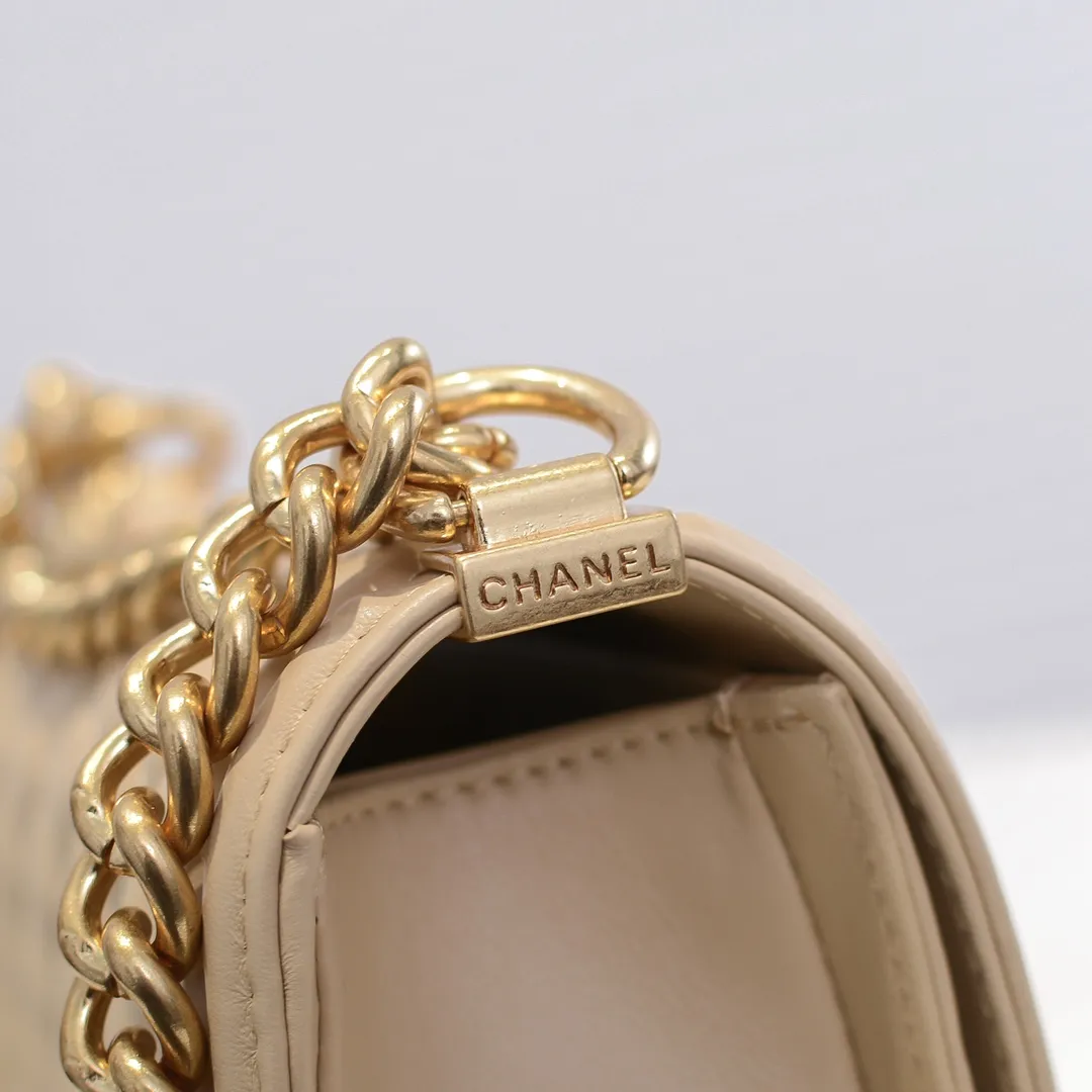 💰400￥ (Full sheepskin with original hardware) [Smile] Chanel Chanel 👑 Lambskin [Lightning] Thickened electroplated hardware accessories 🌈 The workmanship is comparable to the original order 💪 The bottom can be pinched and rebounded without trace, absolutely spot-on and real-life, fashionable and durable 💪💪 High-end quality, no pressure in and out of the drill cabinet 💏, size 20*12*7cm, style number 67085