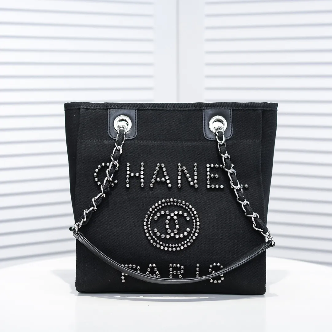 💰340￥4100 The most beautiful holiday style shopping bag in spring and summer Chanel tote chain canvas beach bag in stock New stripes 😻✨This beach bag shopping bag is made of canvas material. The simple and casual design is very popular. It is large in capacity and light and fashionable. In addition to being suitable for daily use, it is also more suitable for relaxed and casual wear when traveling. It is extremely practical! 💙 Size: 25*28*7.5cm Model: 3106