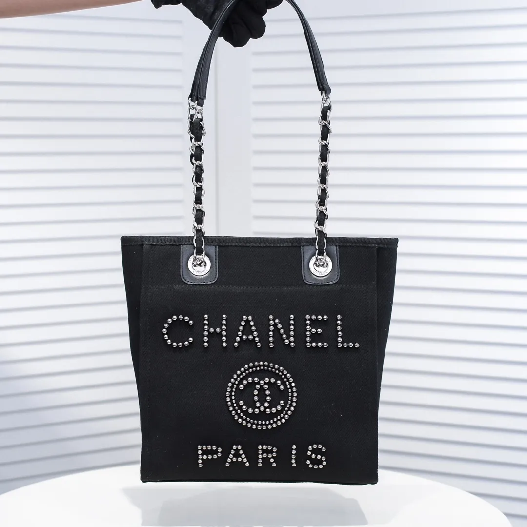 💰340￥4100 The most beautiful holiday style shopping bag in spring and summer Chanel tote chain canvas beach bag in stock New stripes 😻✨This beach bag shopping bag is made of canvas material. The simple and casual design is very popular. It is large in capacity and light and fashionable. In addition to being suitable for daily use, it is also more suitable for relaxed and casual wear when traveling. It is extremely practical! 💙 Size: 25*28*7.5cm Model: 3106
