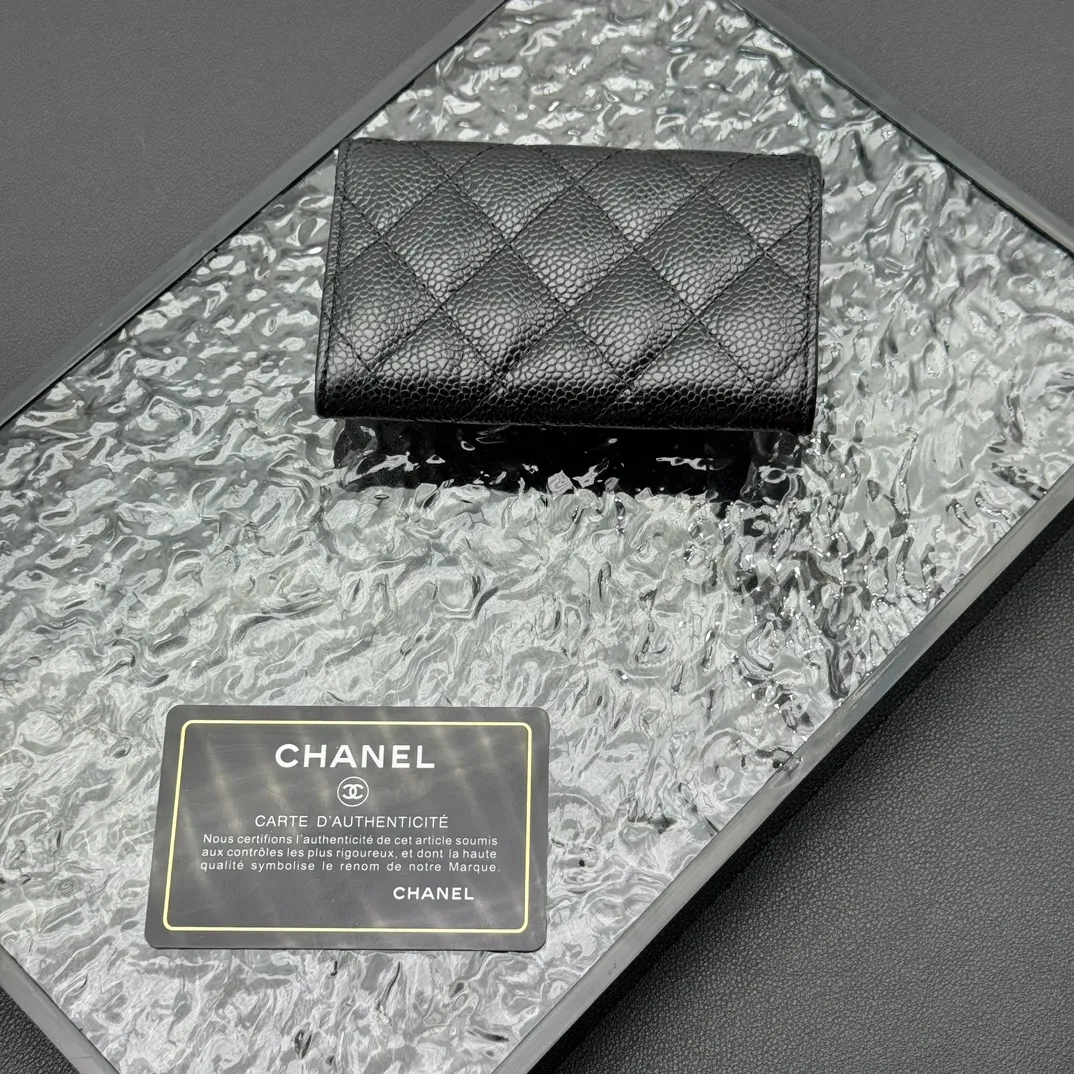 💰130 💎Top quality 💖 𝑪𝑯𝑨𝑵𝑬𝑳 Caviar black/silver gold 💌 First layer cowhide Chanel wallet 👛 CHANEL Classic Series Many new CF card holders have arrived! This card holder has an extra card pocket at the back than the previous classic card holder❤️You can store cards and coins separately😊A very practical coin purse❤️Model number: AP458 Size: 11*8.5*3