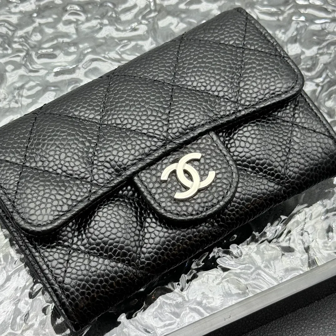 💰130 💎Top quality 💖 𝑪𝑯𝑨𝑵𝑬𝑳 Caviar black/silver gold 💌 First layer cowhide Chanel wallet 👛 CHANEL Classic Series Many new CF card holders have arrived! This card holder has an extra card pocket at the back than the previous classic card holder❤️You can store cards and coins separately😊A very practical coin purse❤️Model number: AP458 Size: 11*8.5*3