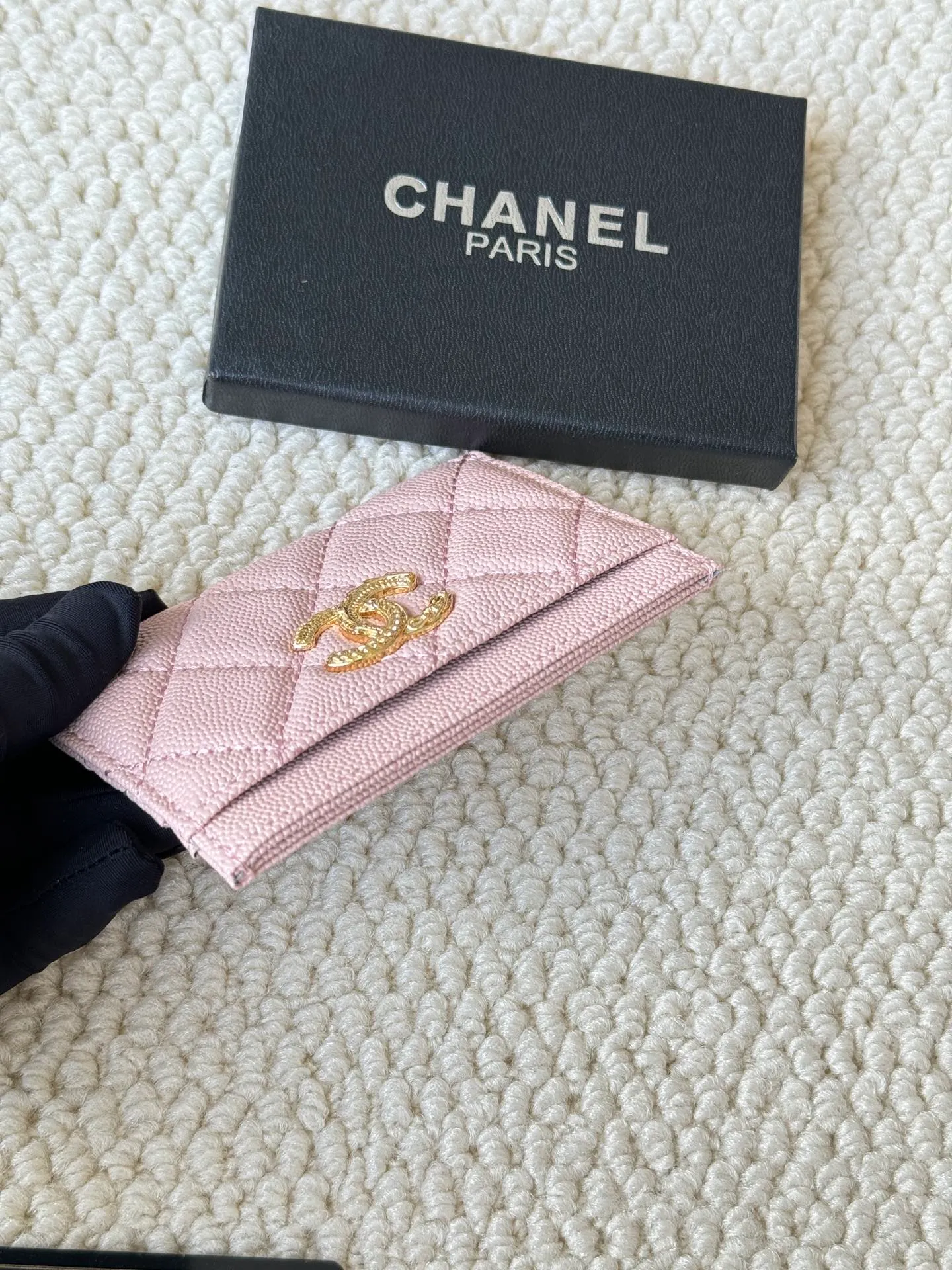 💰100 chanel model: 3188 22k embossed lgo large double C hardware, official website 2023 latest 🆕card holder, caviar medium ball grain cowhide, anti-scratch, super glossy, 3 card slots each put a card, you can also put a card + a few coins in the middle Size: 10cm