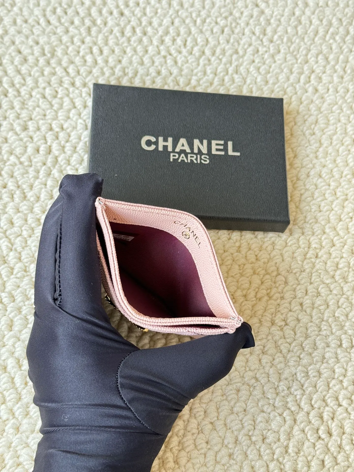 💰100 chanel model: 3188 22k embossed lgo large double C hardware, official website 2023 latest 🆕card holder, caviar medium ball grain cowhide, anti-scratch, super glossy, 3 card slots each put a card, you can also put a card + a few coins in the middle Size: 10cm
