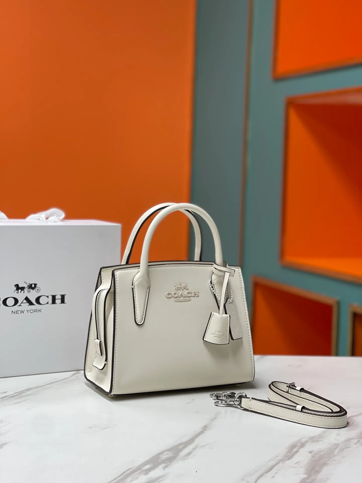 Batch 440💰COACH/Coach new model CP262 January new Andrea Diana bag, versatile bag for autumn and winter. Classic color matching, versatile style, timeless Diana bag, can be easily used and matched as a hand-held crossbody. The zipper design protects items from falling out. It is not too large but has a pleasant capacity, which is sufficient and easy to carry. Size 22X16.5X11.5