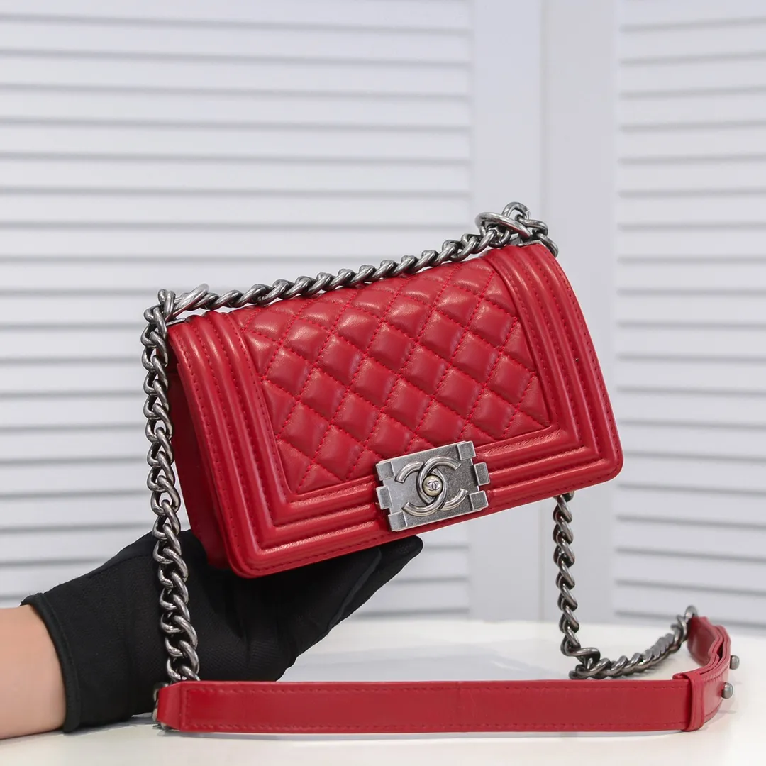 💰400￥ (Full sheepskin with original hardware) [Smile] Chanel Chanel 👑 Lambskin [Lightning] Thickened electroplated hardware accessories 🌈 The workmanship is comparable to the original order 💪 The bottom can be pinched and rebounded without trace, absolutely spot-on and real-life, fashionable and durable 💪💪 High-end quality, no pressure in and out of the drill cabinet 💏, size 20*12*7cm, style number 67085